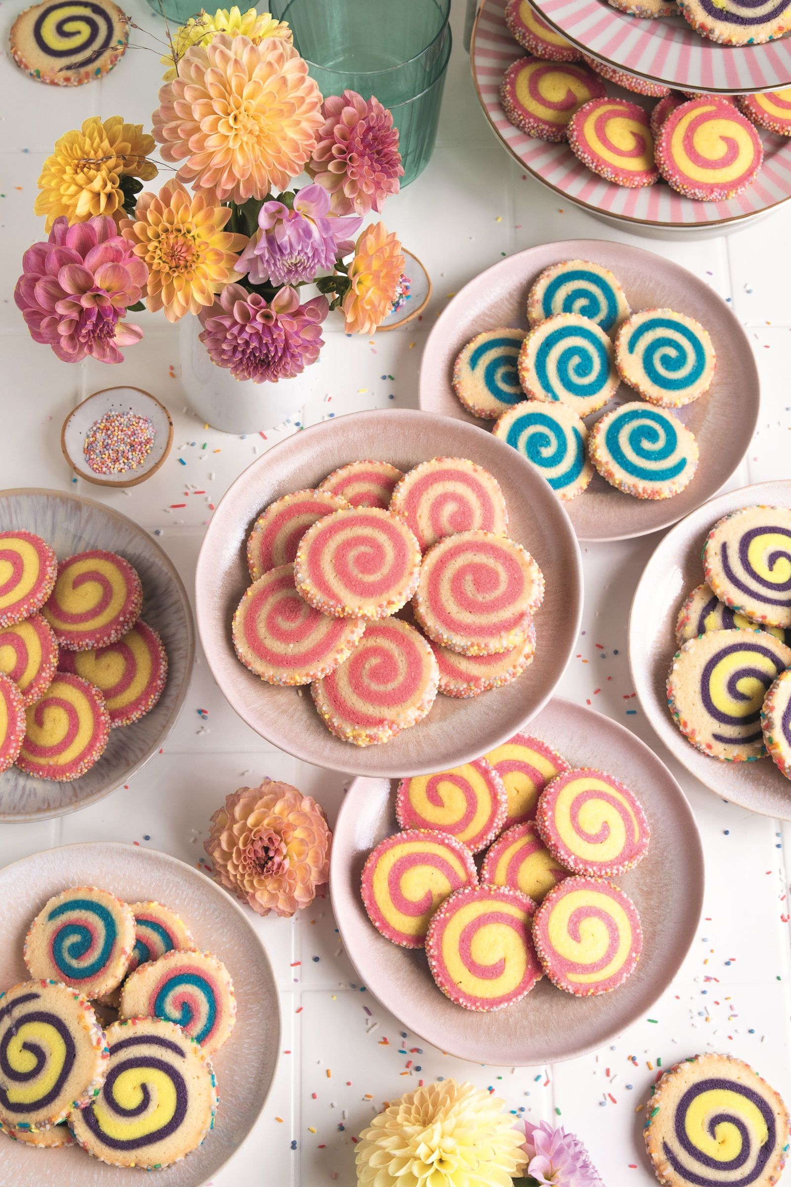 Die kunterbunten Willy Wonka Cookies sorgen bestimmt auf jeder Party für Aufsehen.