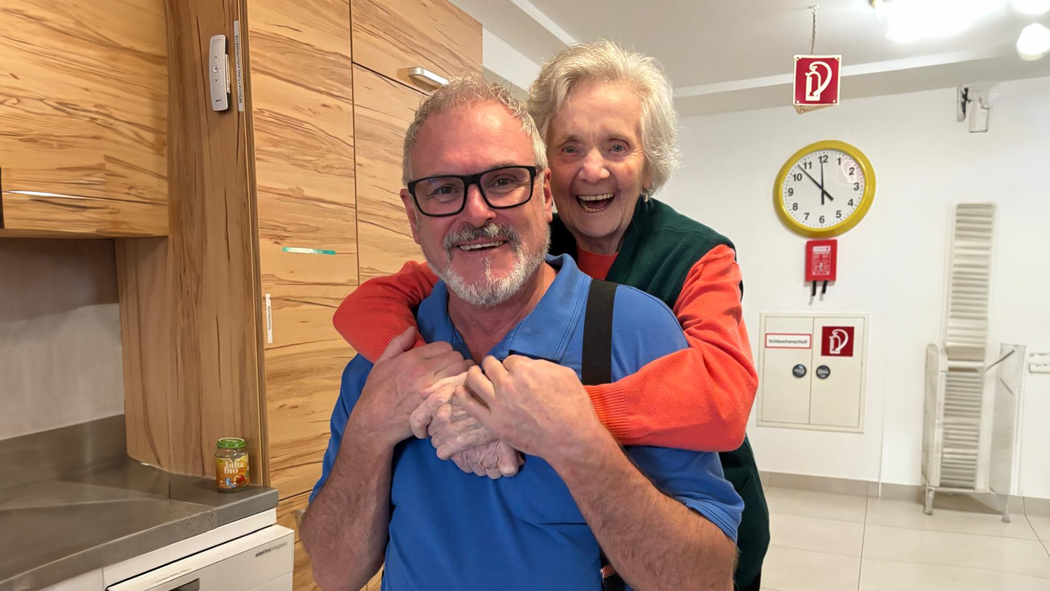 Verstehen sich prächtig: Betreuer Dietmar Kastler mit Schützling Angela im Schloss Hall (Bez. Steyr-Land).