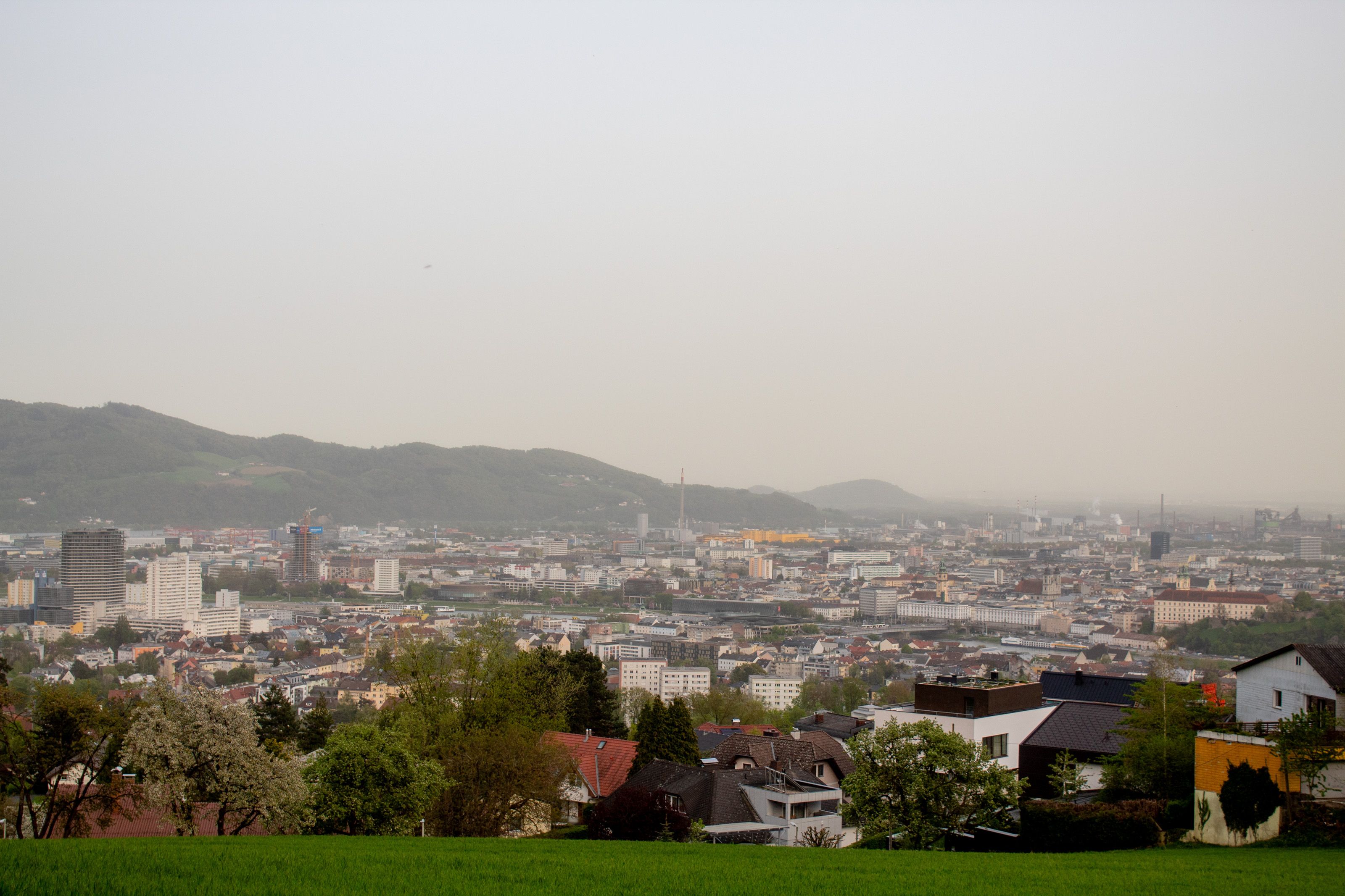Erneut wird Österreich von Saharastaub heimgesucht. Das hat auch eine unschöne Nebenwirkung für alle Autofahrer. 