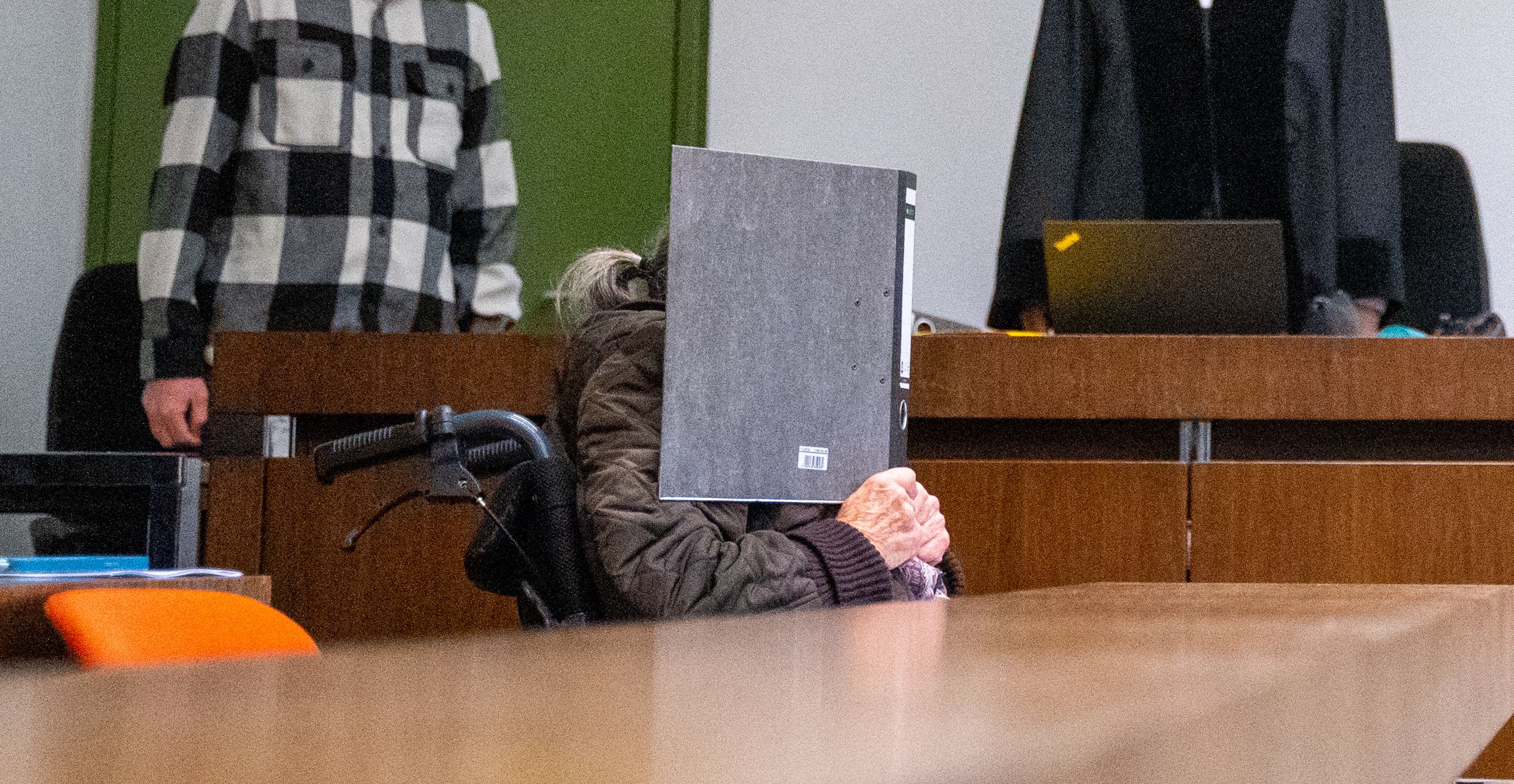 Die mordangeklagte 90-Jährige wurde mit dem Rollstuhl in den Gerichtssaal geschoben. (17.April 2025, München)