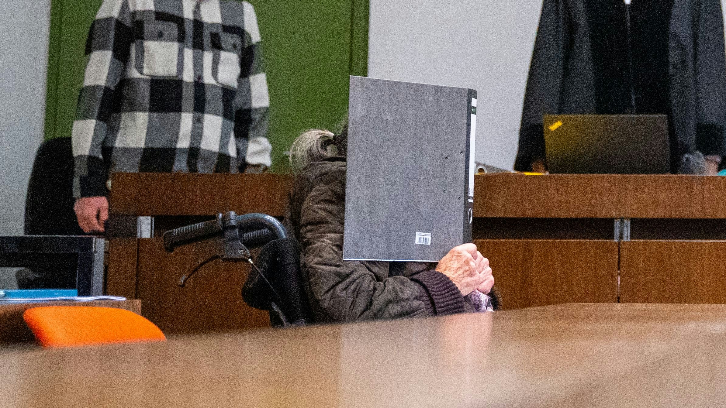 Die mordangeklagte 90-Jährige wurde mit dem Rollstuhl in den Gerichtssaal geschoben. (17.April 2025, München)