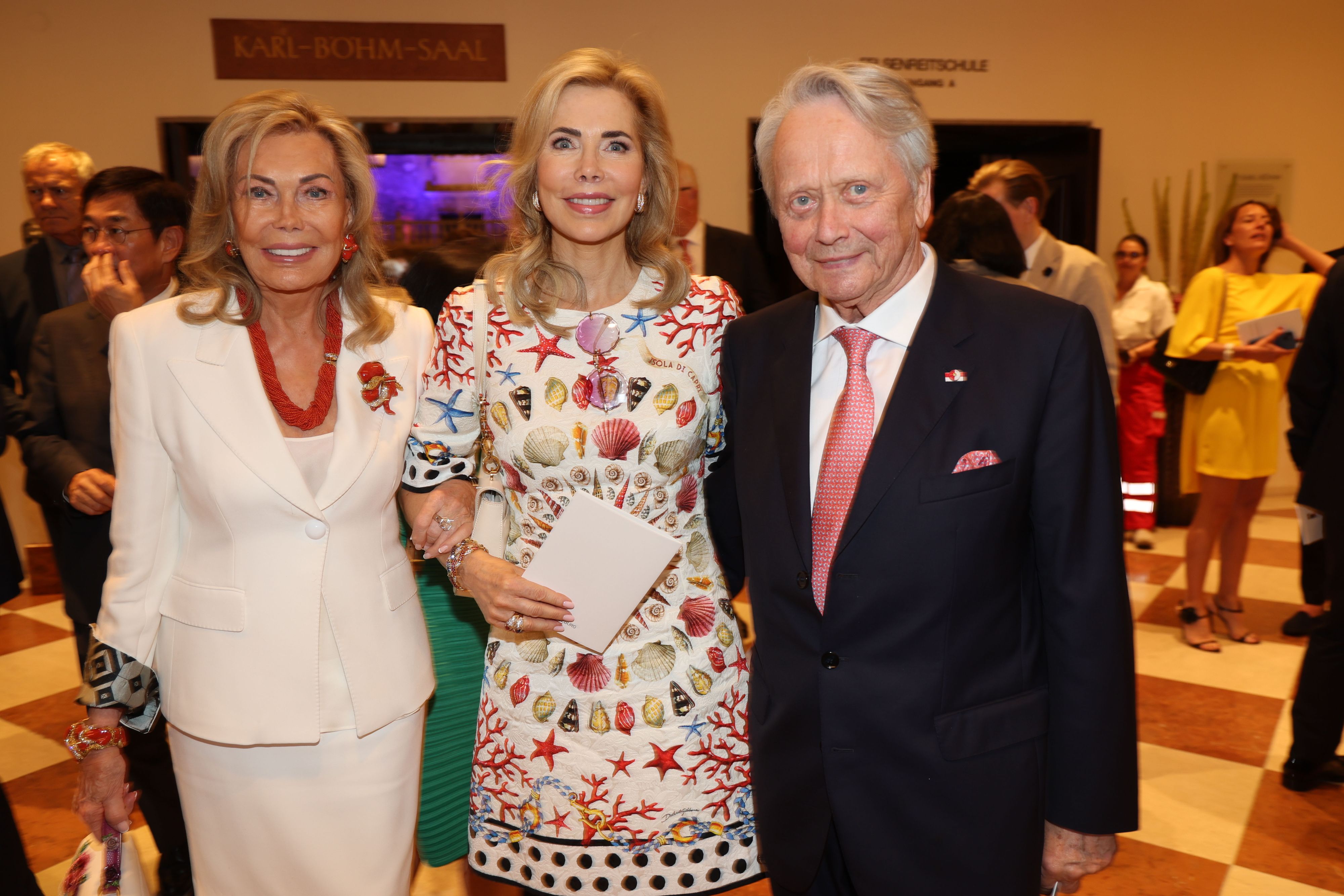 Wolfgang Porsche und seine Partnerin Gabriele Prinzessin zu Leiningen bei den Salzburger Festspiele 2024.