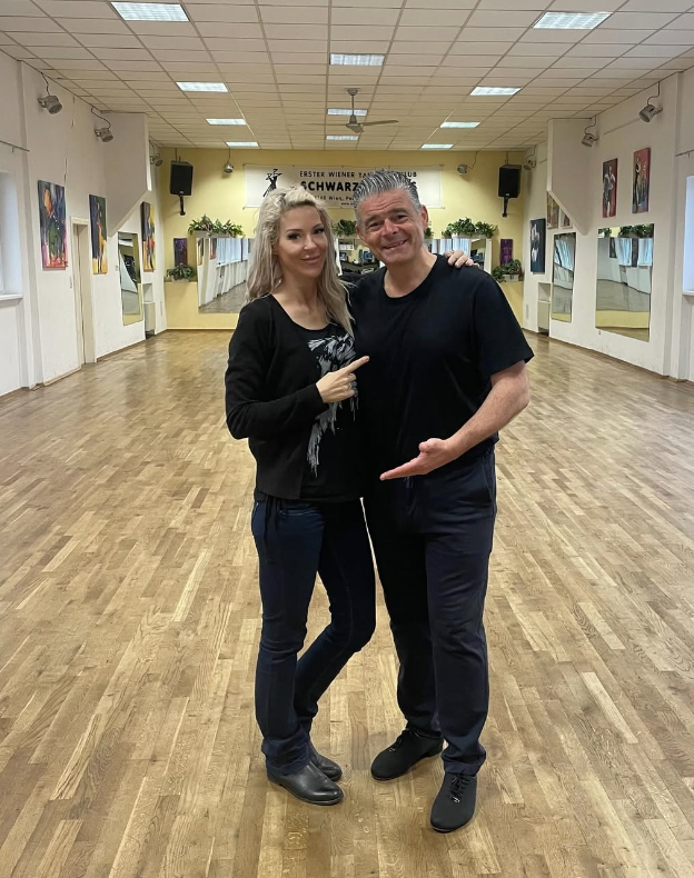 Simone Lugner tanzt plötzlich mit Andi Wojta.