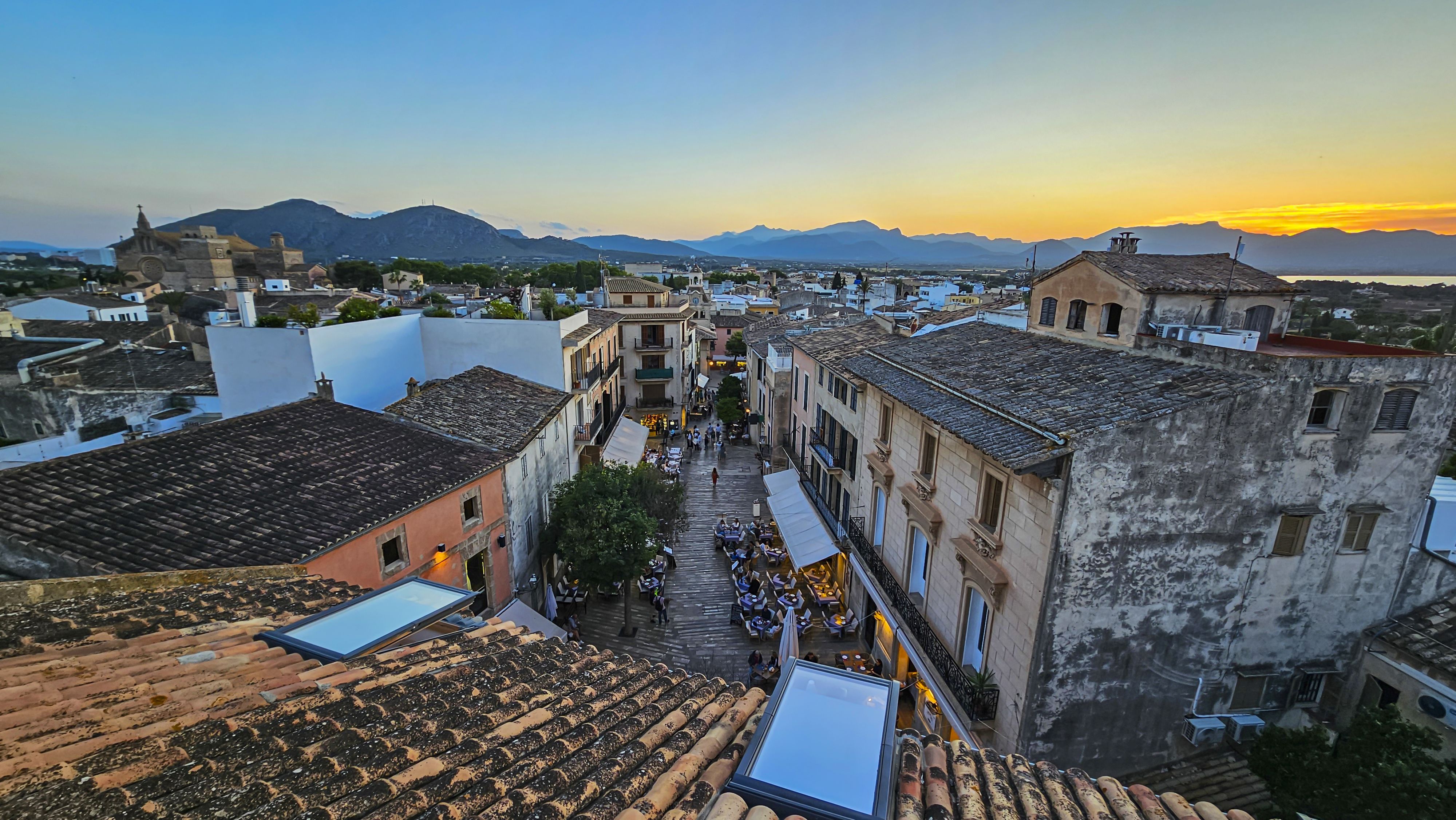 Sonnenuntergang über der Altstadt von Alcúdia, Mallorca
