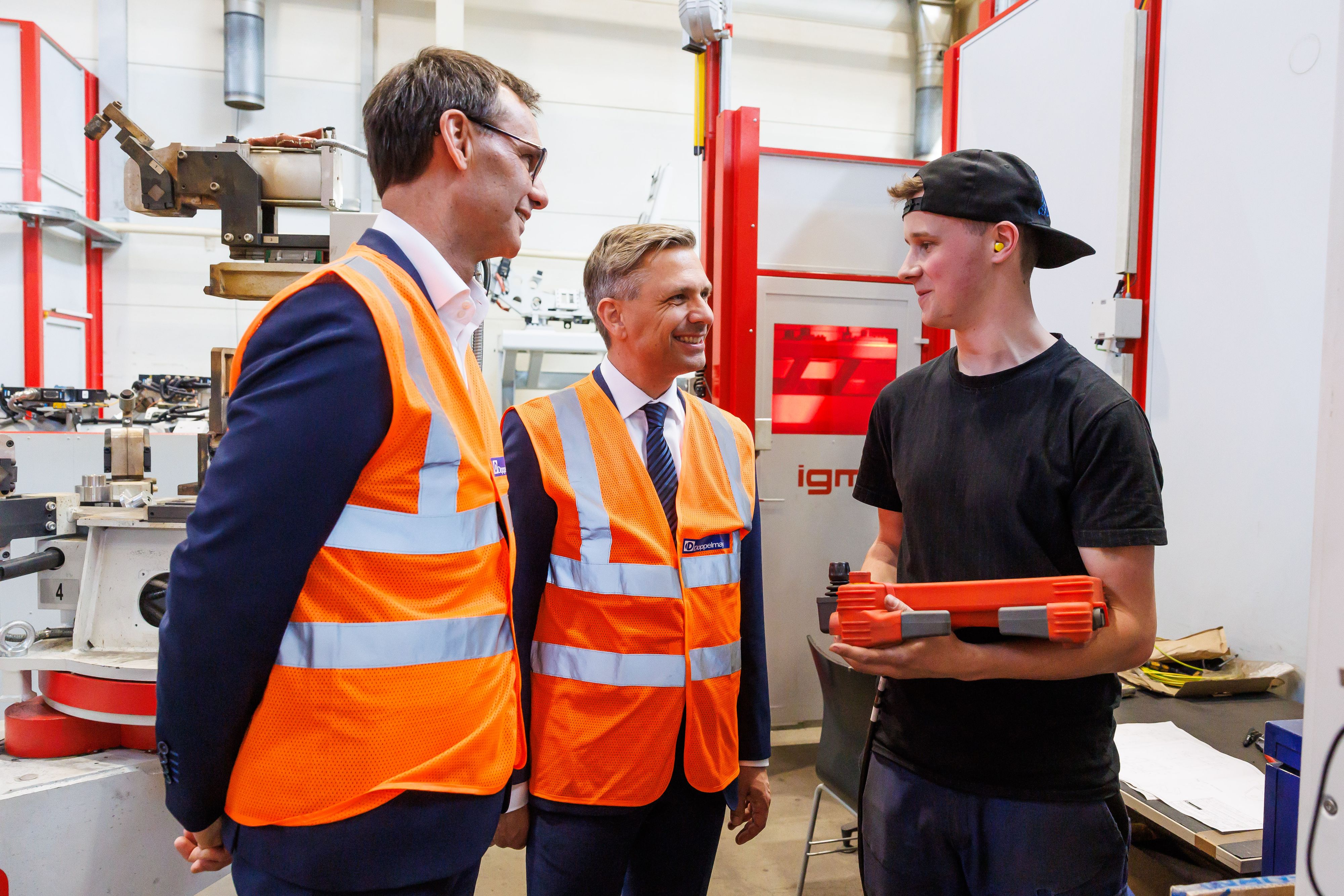 Wirtschaftsminister Wolfgang Hattmannsdorfer (ÖVP) bei einer Besichtigung bei Doppelmayr.
