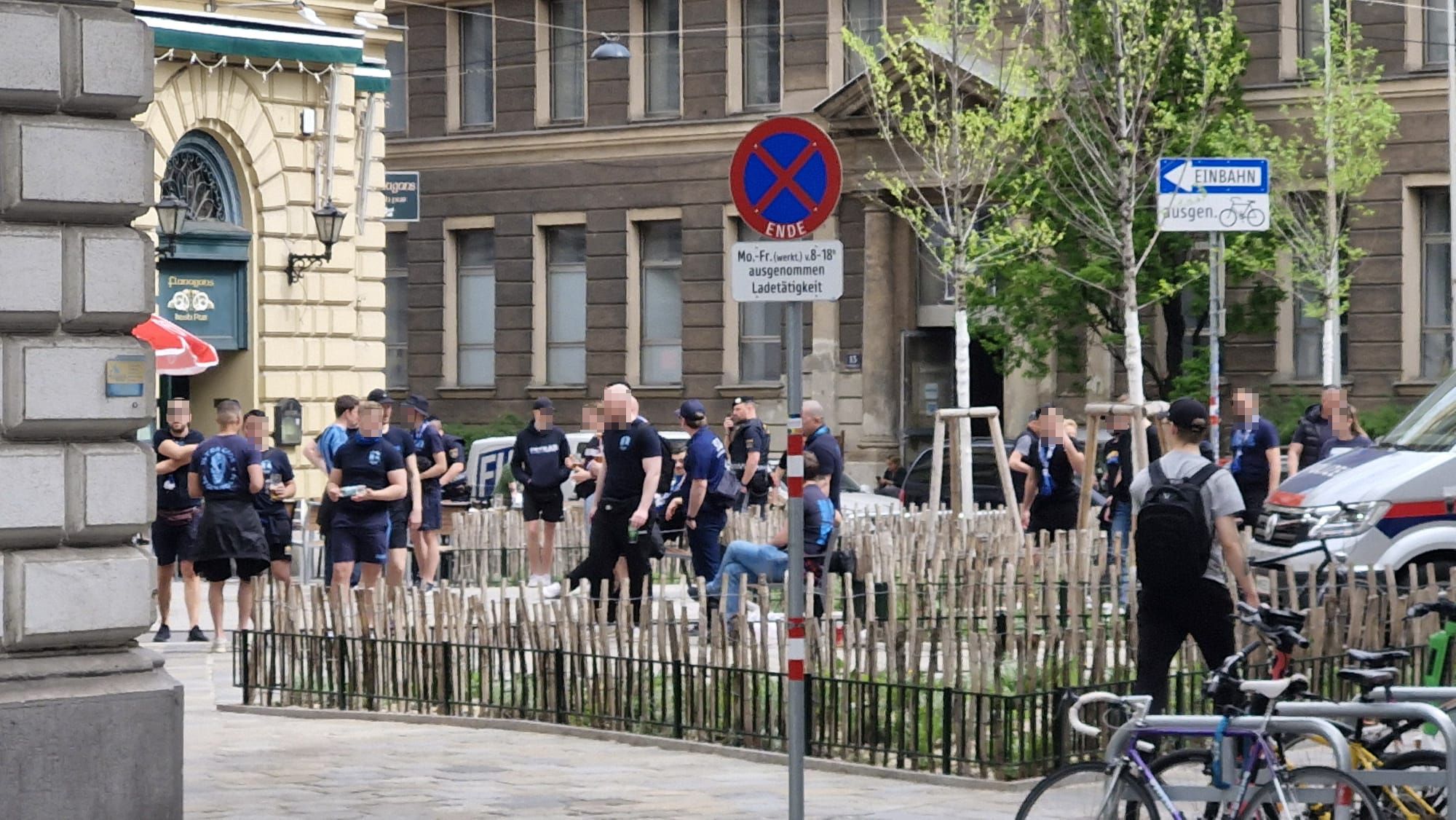 Dutzende Djurgarden-Fans auf der Schwarzenbergstraße in der Wiener City unterwegs
