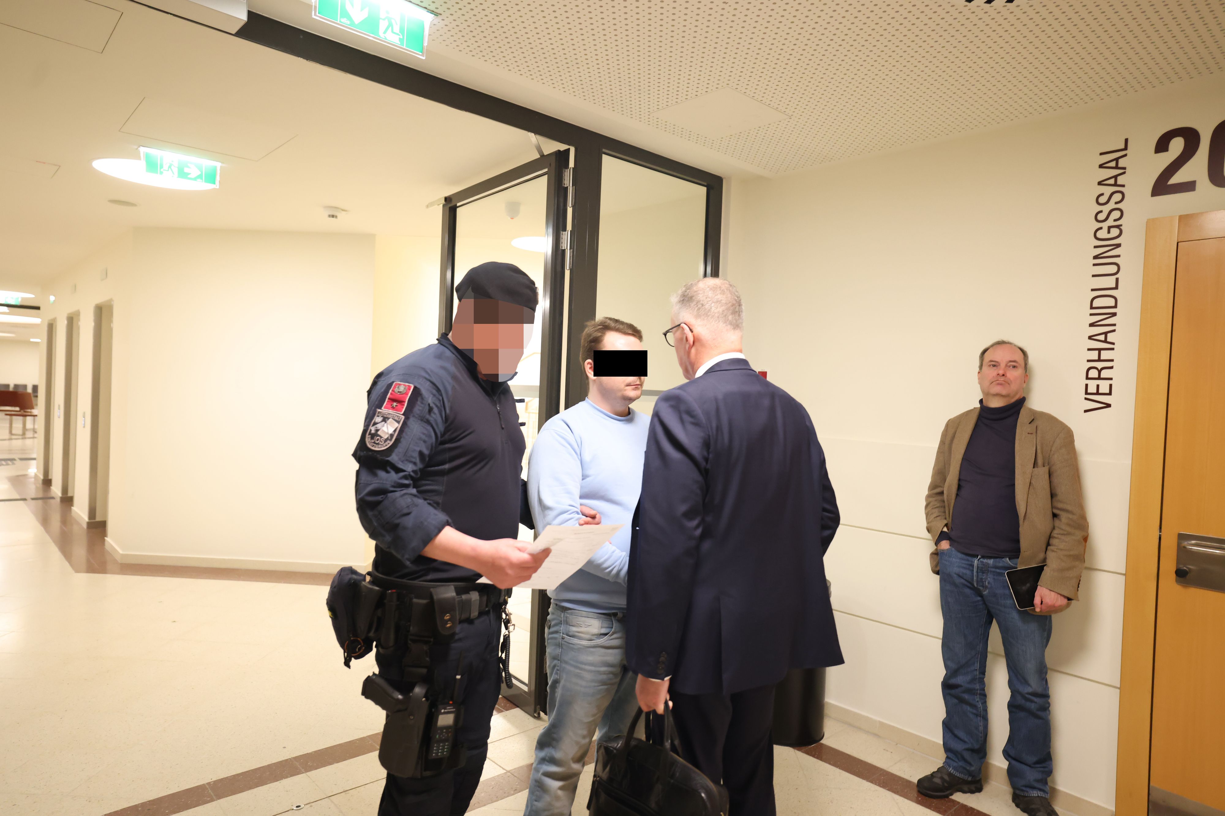 Der Angeklagte mit seinem Verteidiger am Wiener Landesgericht.