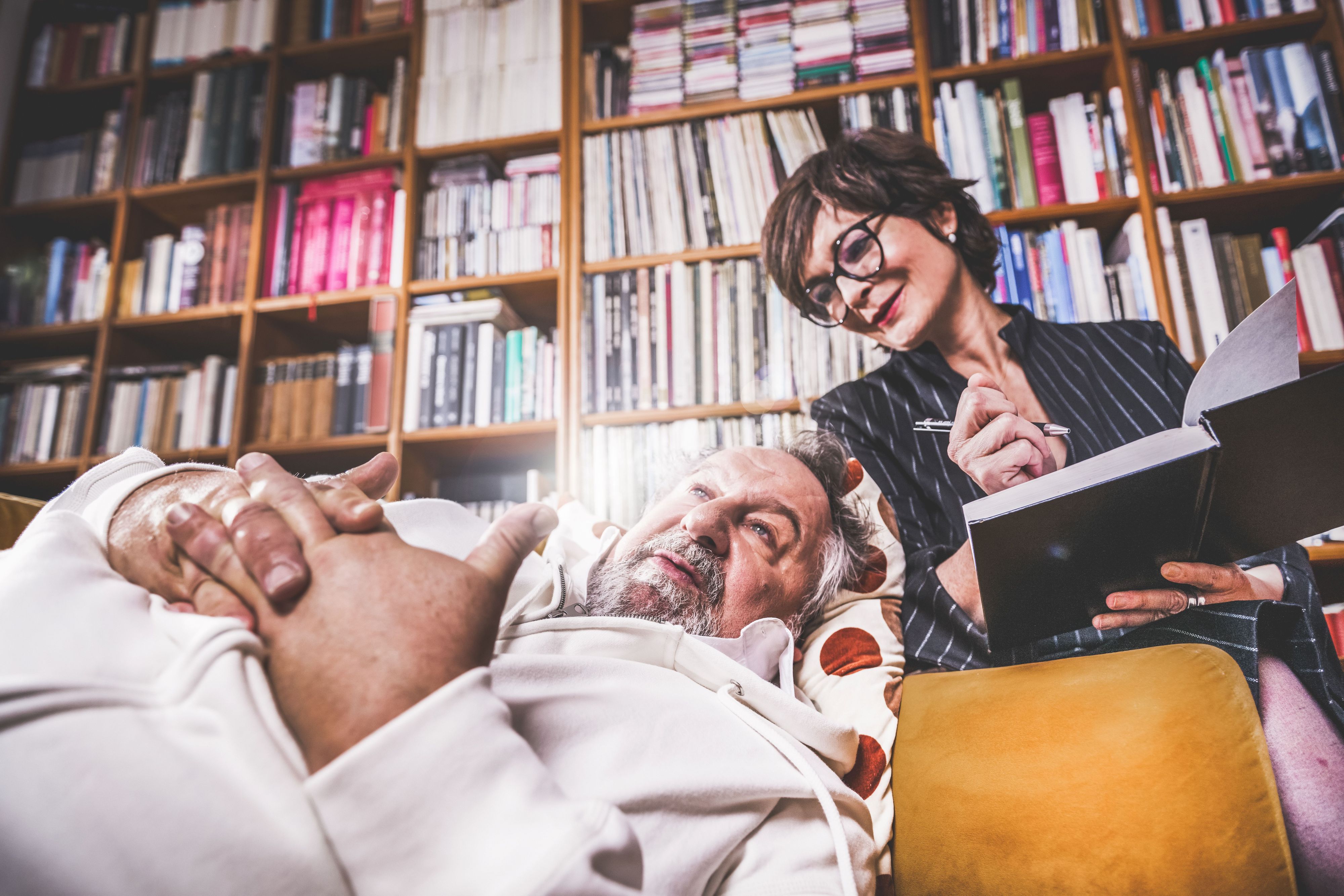 Katharina Stemberger bittet den Allmächtigen (Wolf Bachofner) im Stück 