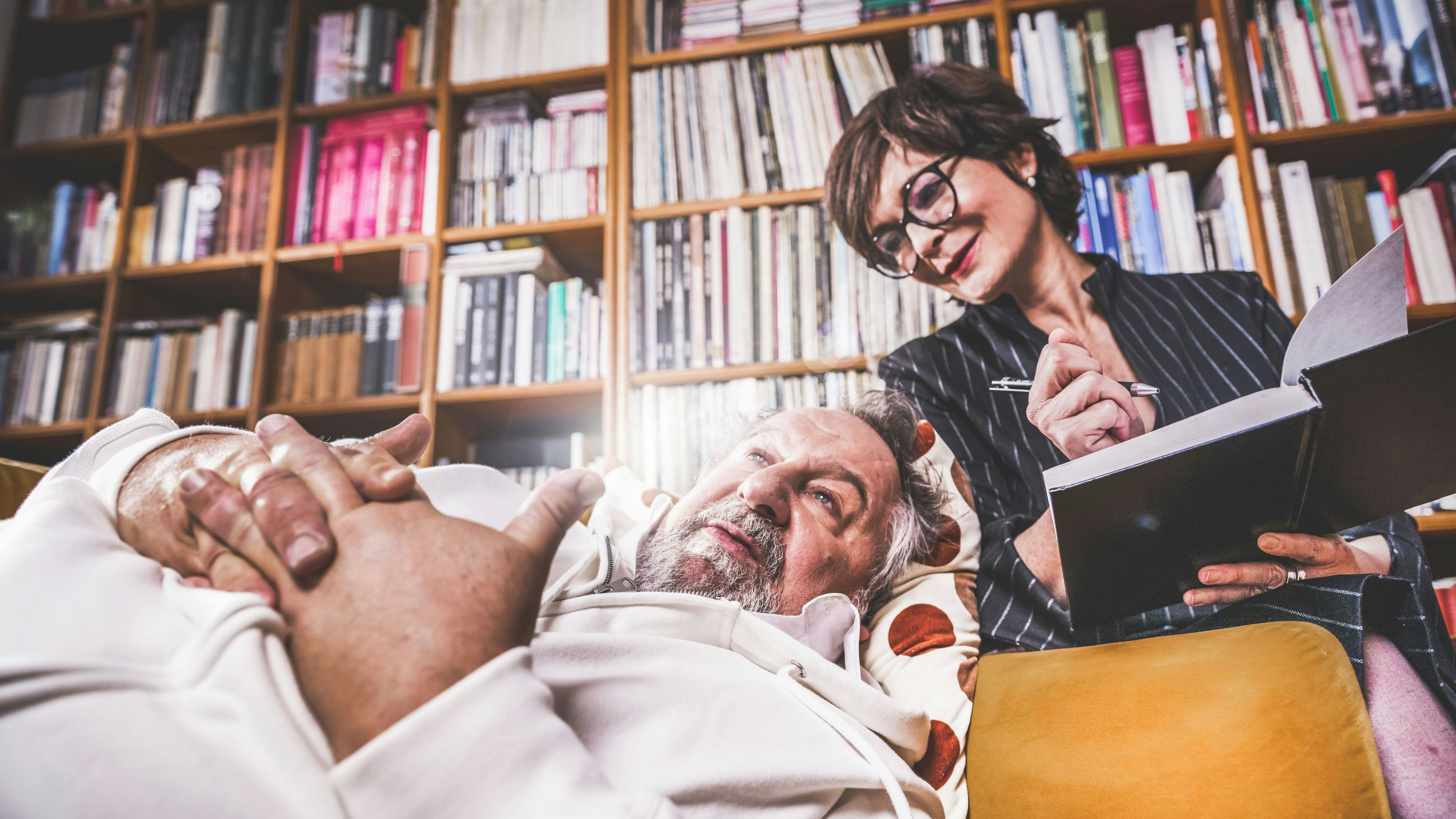 Katharina Stemberger bittet den Allmächtigen (Wolf Bachofner) im Stück "Oh Mein Gott" auf die Couch.
