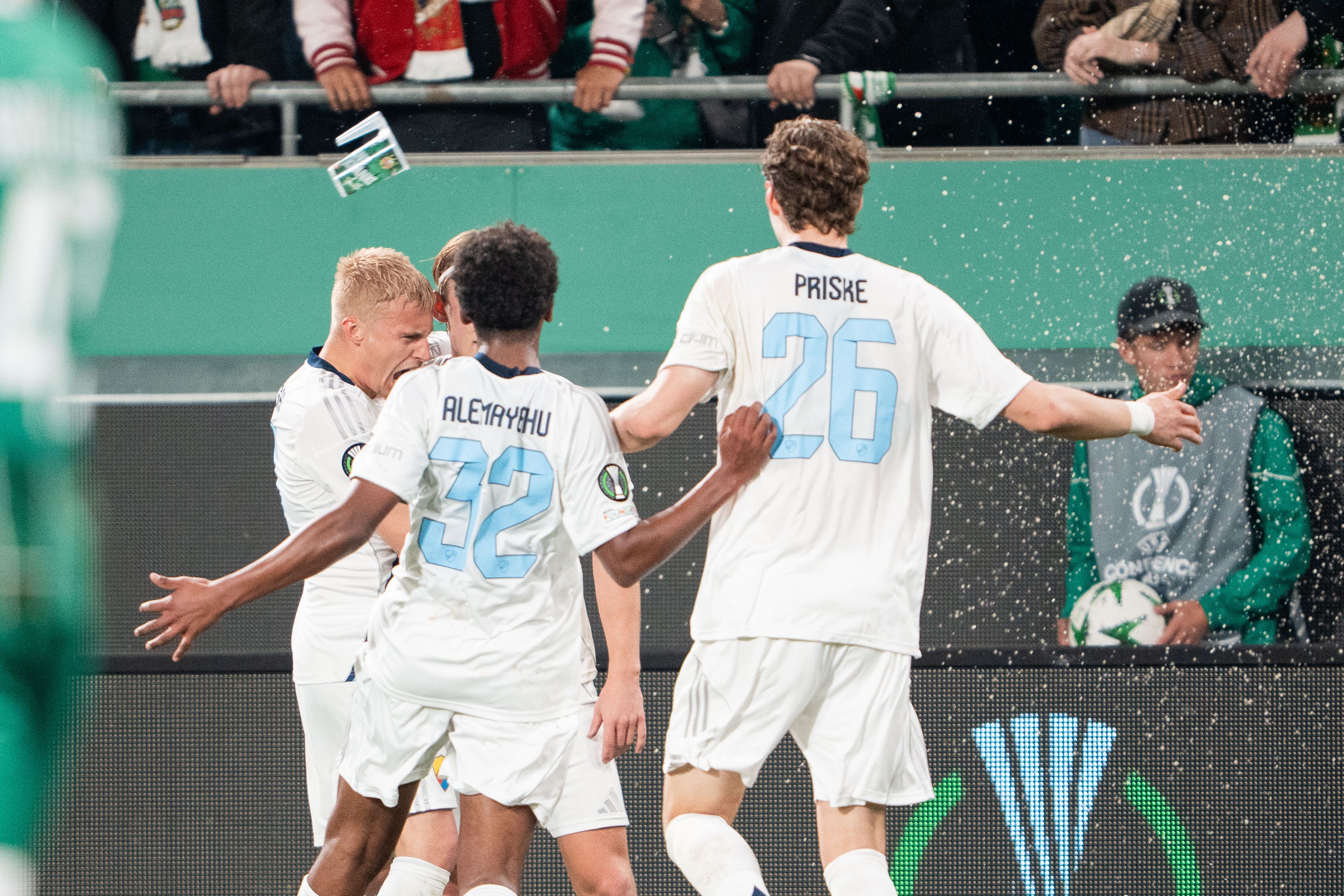 Ein Becher aus dem Rapid-Block fliegt auf Djurgardens Siegtorschützen. 