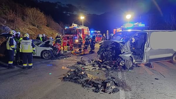 Die Fahrzeuge wurden durch den Unfall stark beschädigt.