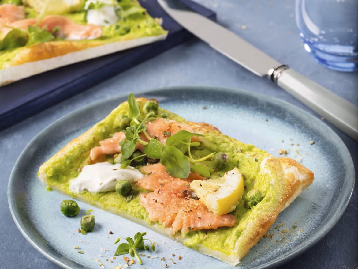 Schnell gemacht, lecker und -ganz schön grün: <strong>Blätterteigpizza mit Erbsen und Lachsforelle</strong>.