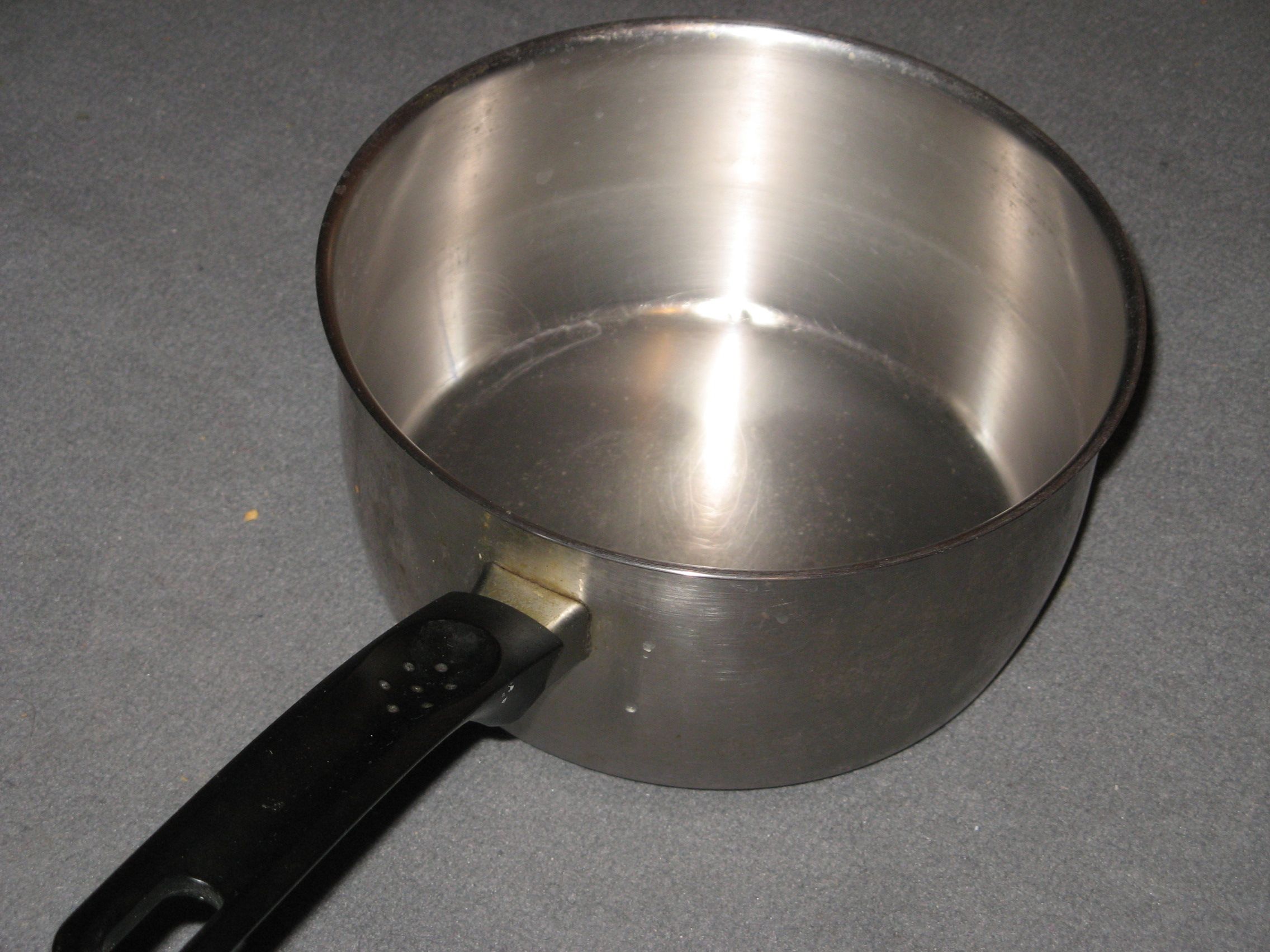 Mit einem Reindl (Kasserolle) soll die Frau zugeschlagen haben.