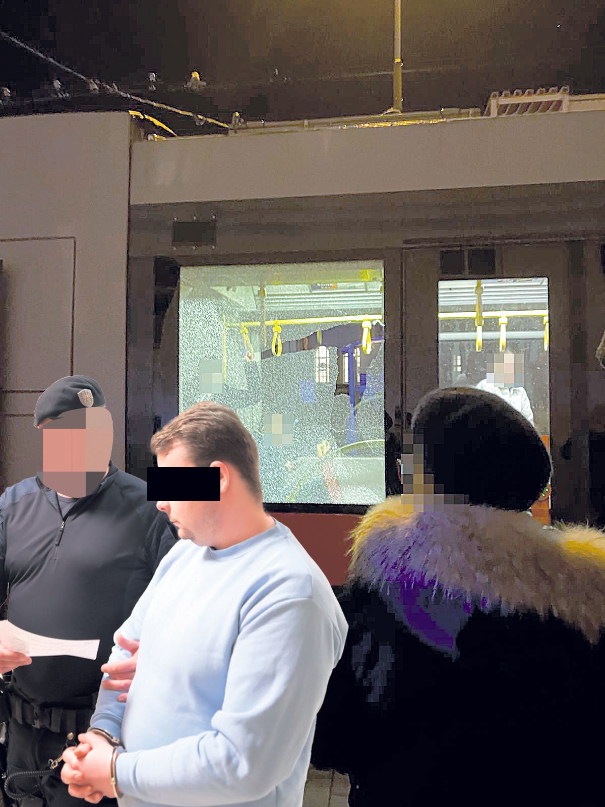 Fenster der Linie 5 ging durch Steinwurf zu Bruch.