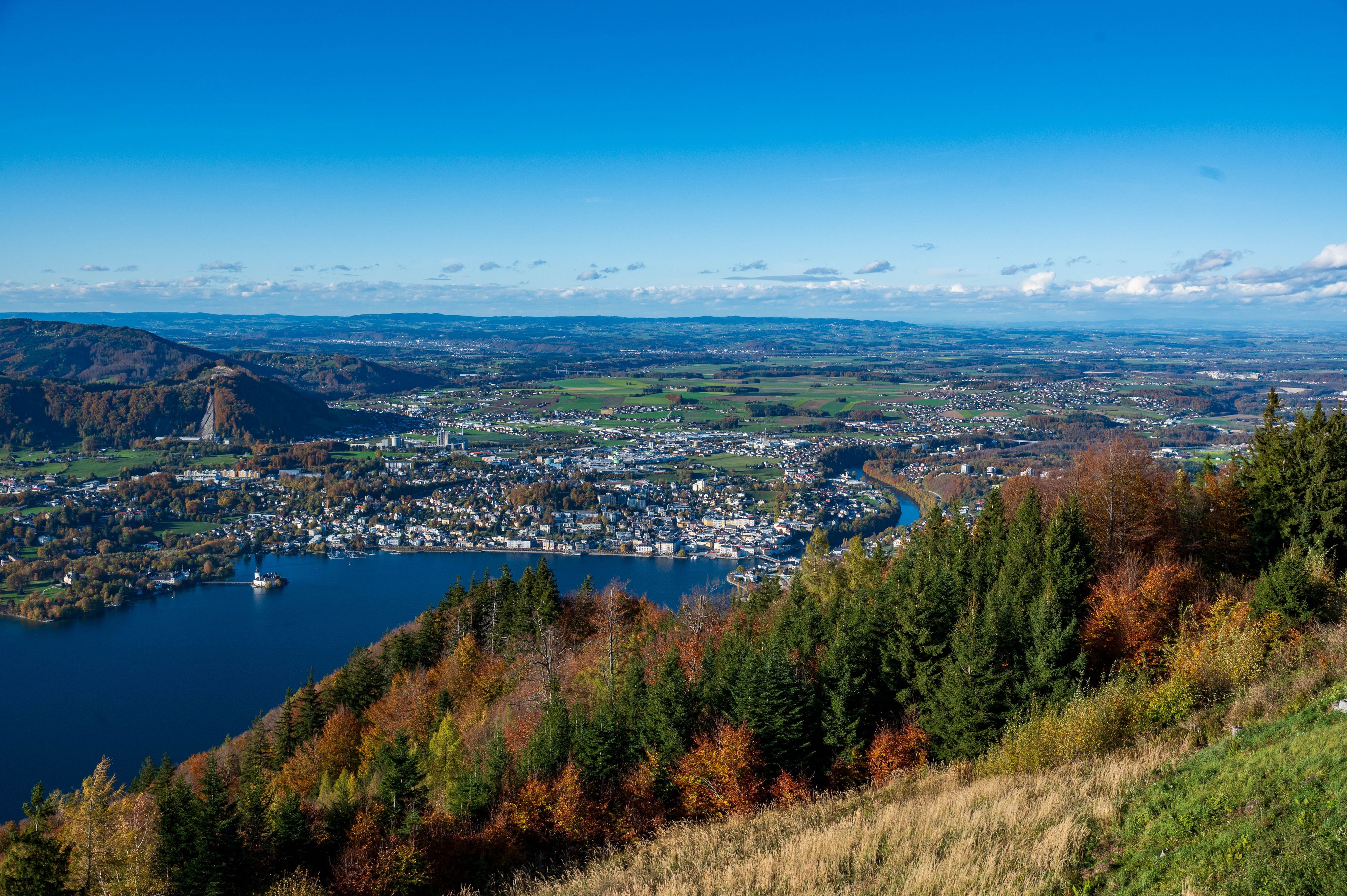 Ein Blick vom Grünberg auf Gmunden am Traunsee im Salzkammergut. 