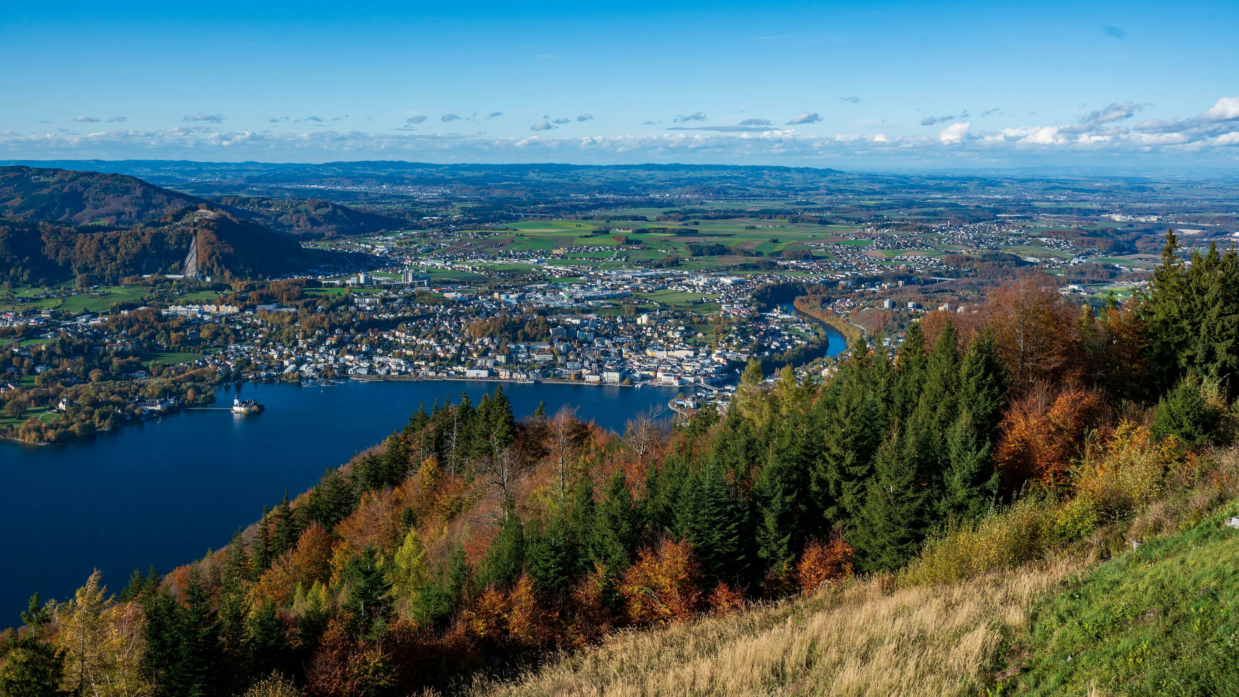 Ein Blick vom Grünberg auf Gmunden am Traunsee im Salzkammergut. 