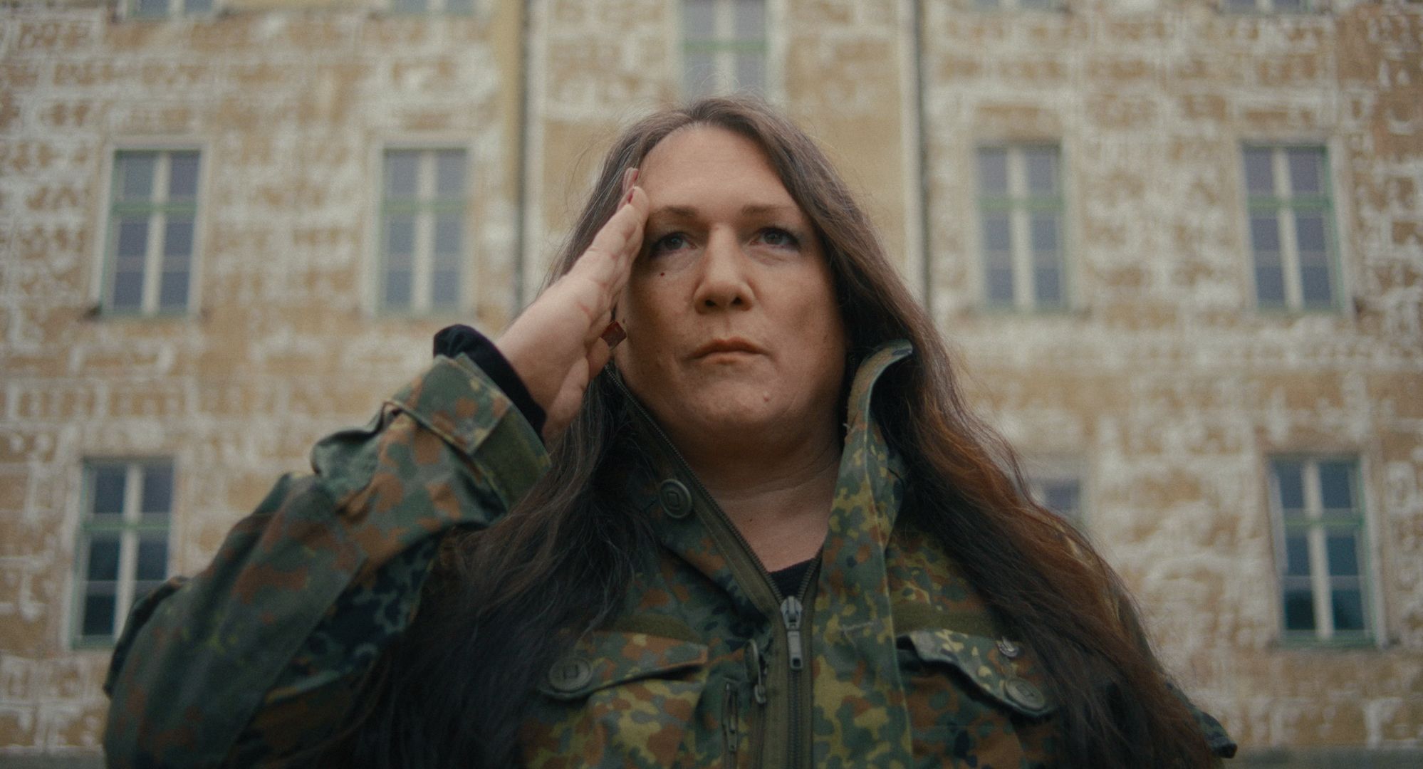 Transfrau Monika Donner war früher Soldat und vertritt offen rechtsextreme Positionen. Die Kino-Doku 