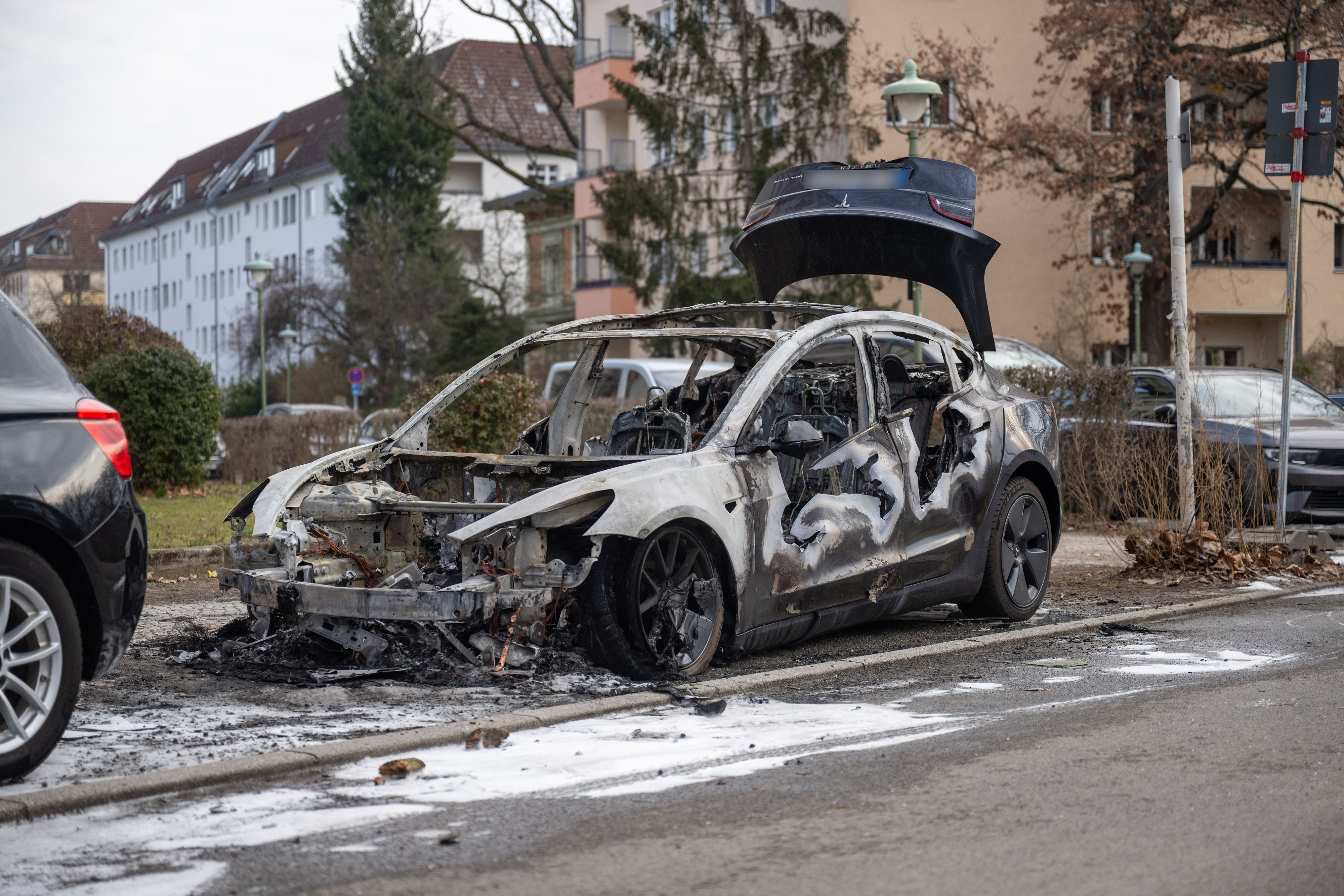 In Berlin wurden vier Teslas durch Brandstiftung zerstört.