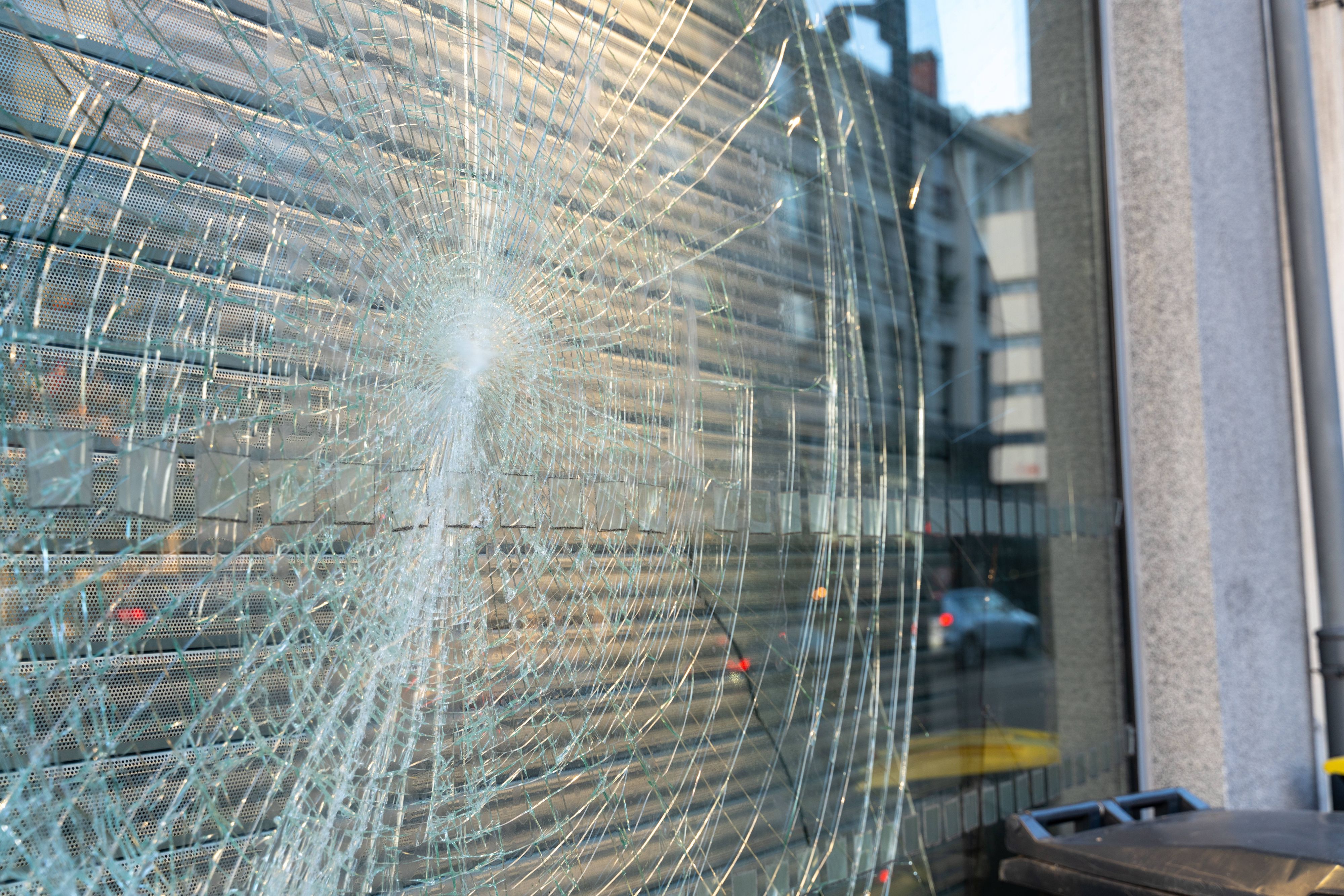 Mit dem Feuerlöscher schlug ein 31-Jähriger auf die Scheibe ein (Symbolfoto).