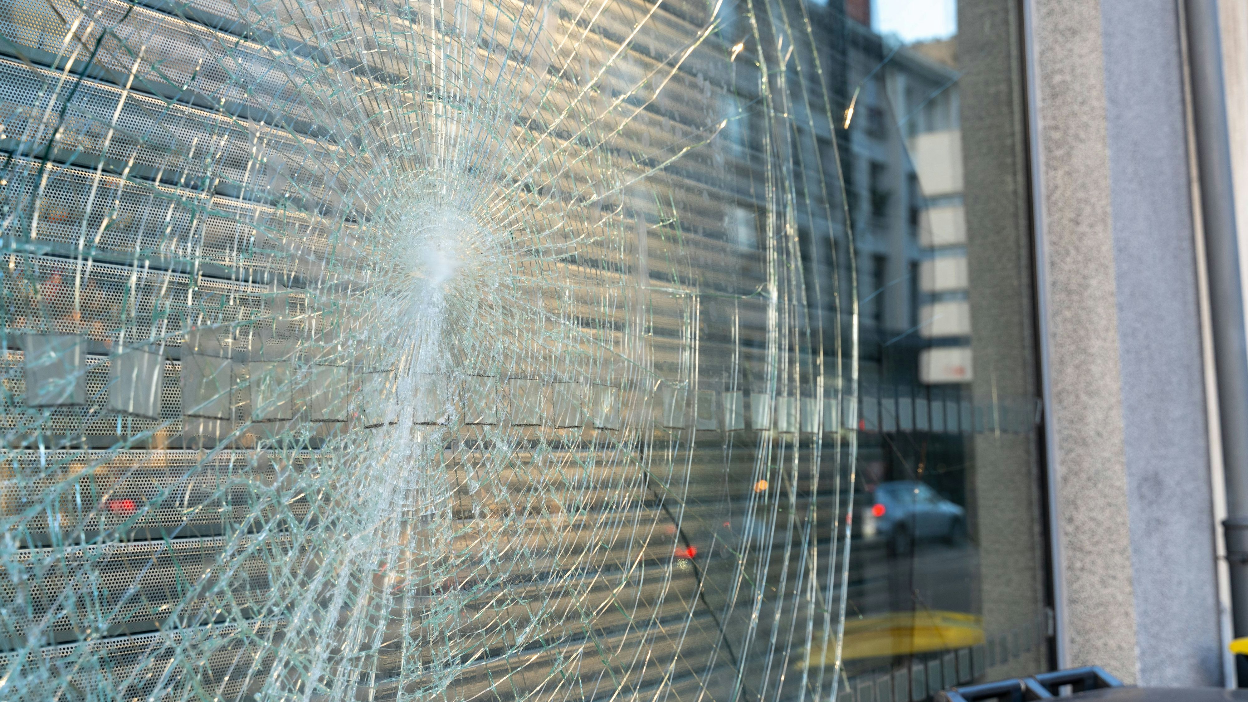 Le Havre, France - December 6, 2023: Cracked and destroyed pane from a shop window *** Gesprungene und zerstörte Scheibe von einem Schaufenster