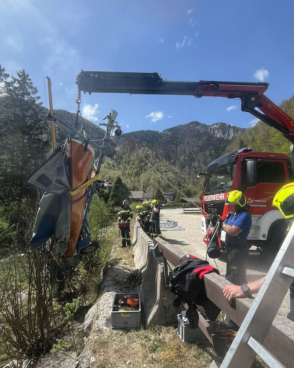 Per Kran wurde das Boot in Ebensee (Bez. Gmunden) geborgen.