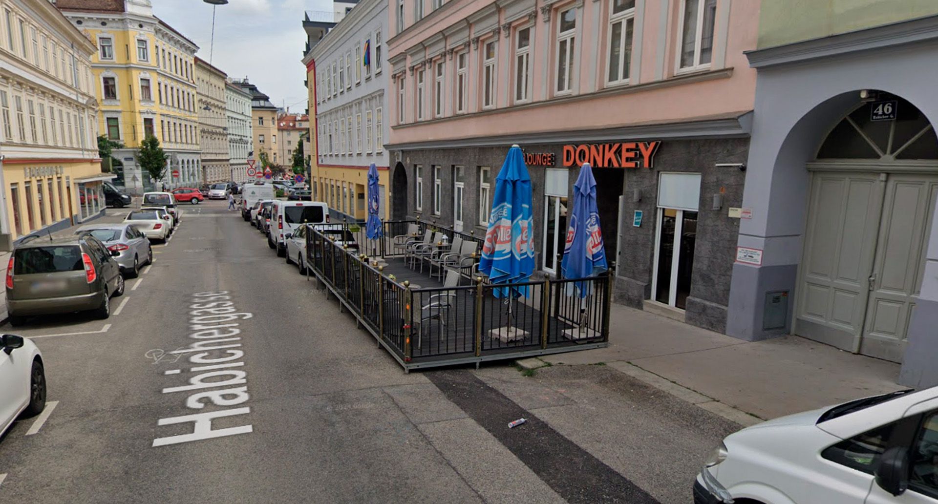 In diesem Schanigarten krachte der 22-Jährige. 