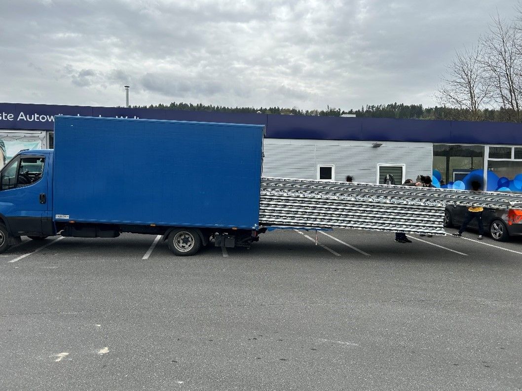 Die Ladung ragte sechs Meter über die Ladefläche hinaus 