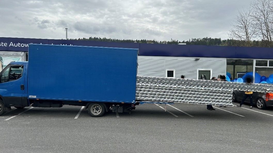 Die Ladung ragte sechs Meter über die Ladefläche hinaus 