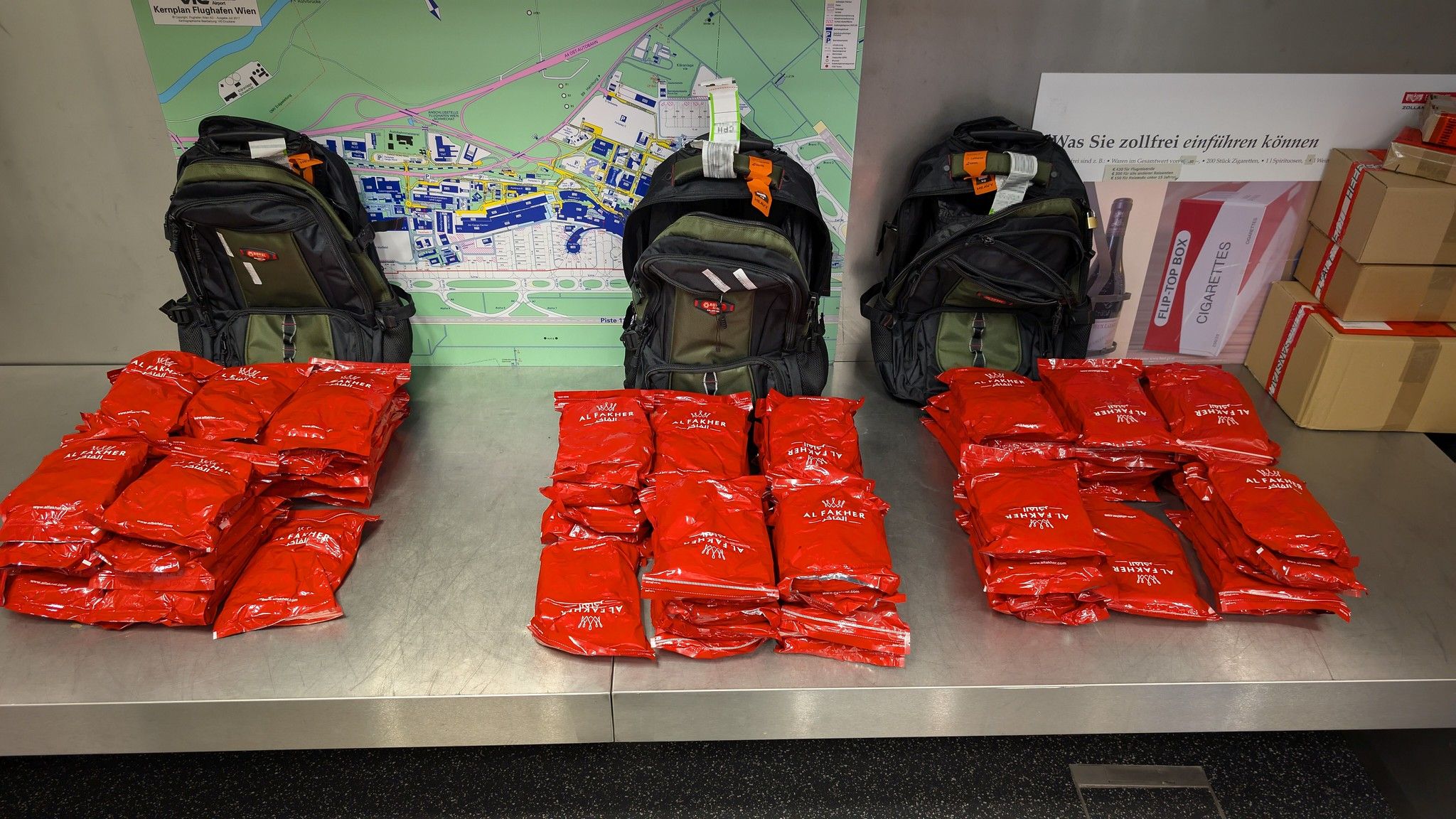 In diesen Rucksäcken hatte sie 78 Kilo Tabak.