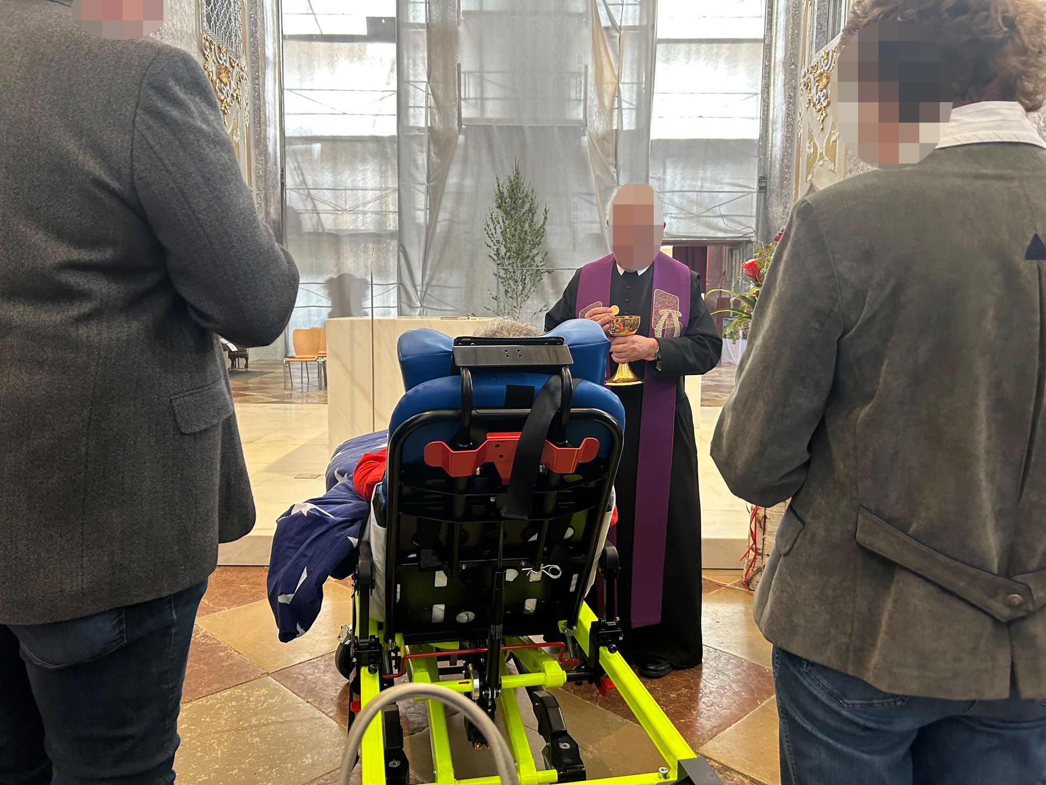 Die ehrenamtlichen Wunscherfüller aus Wels brachten Johanna noch einmal in die geliebte Basilika.