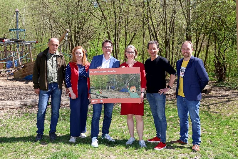 Kinderfreunde Vorsitzender Christian Oxonitsch, Stadtrat Jürgen Czernohorszky und Bezirksvorsteherin Michaela Schüchner am künftigen Waldspielplatz.
