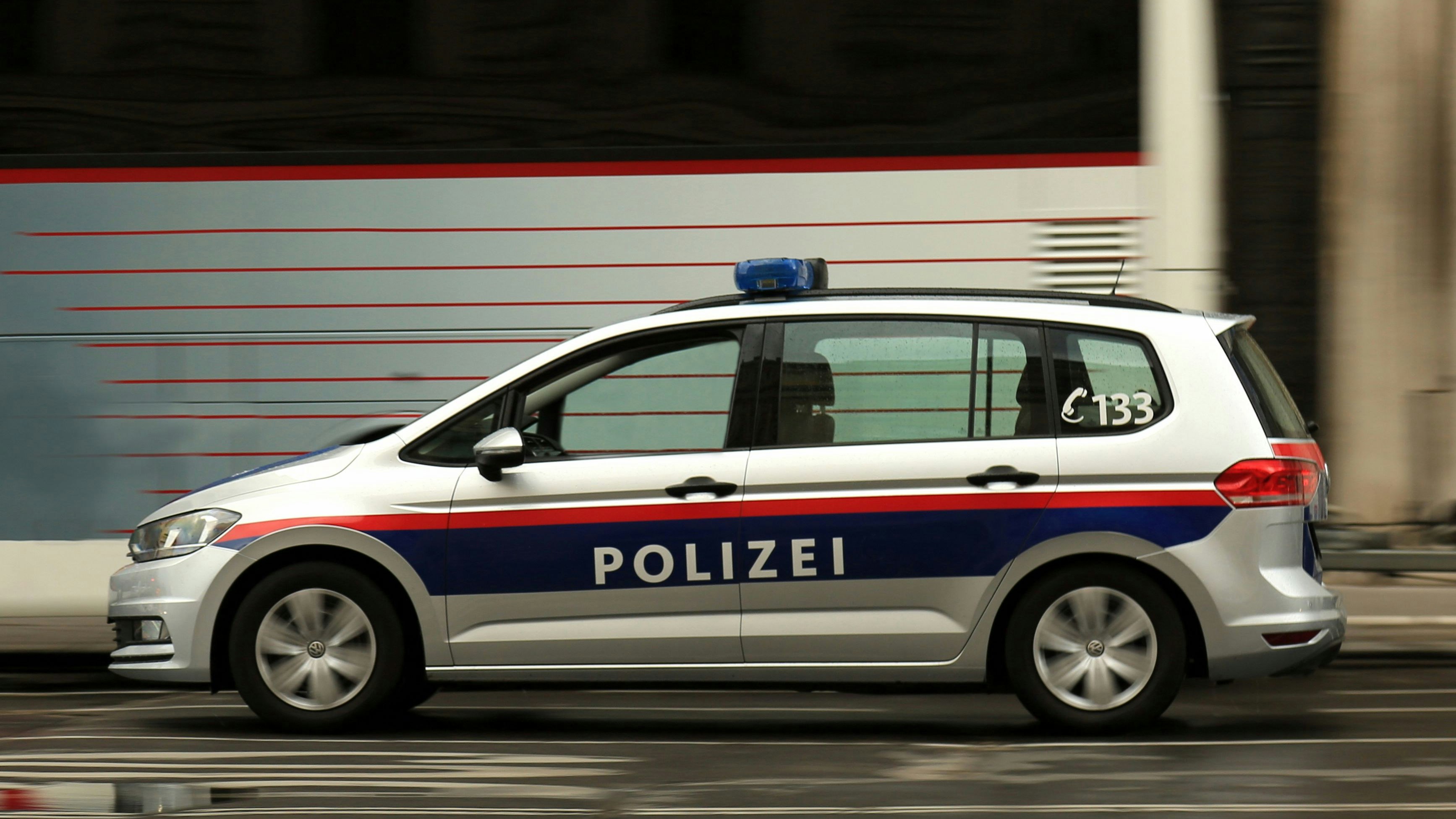 Die Polizei musste am Donnerstagabend zu einem Park in Traun ausrücken. (Symbolbild)