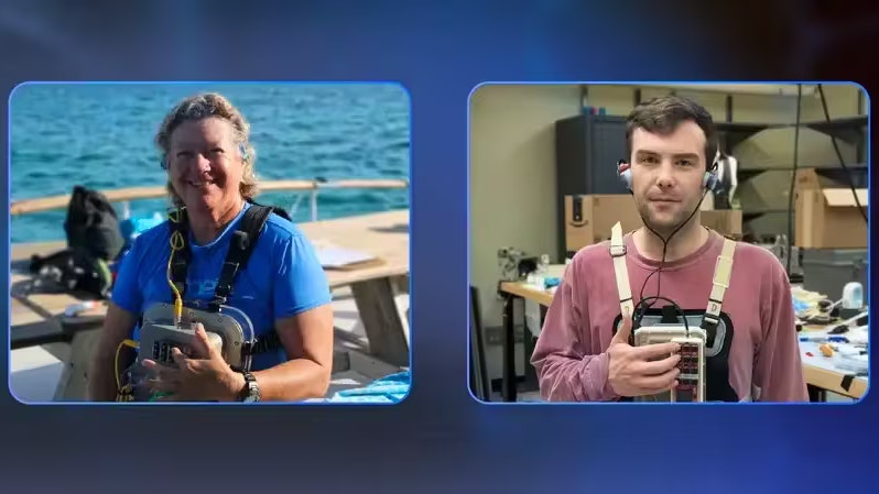 Links: Dr. Denise Herzing trägt „Chat Senior, 2012“. Rechts: Charles Ramey, Doktorand an der Georgia Tech, trägt „Chat Junior, 2025“ mit Smartphone-Technologie.