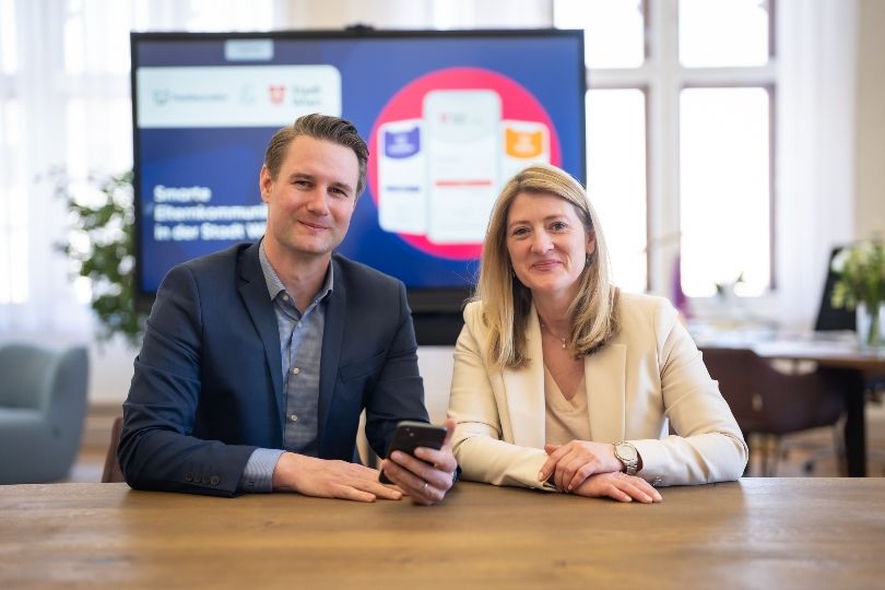 Vizebürgermeisterin Bettina Emmerling und der CEO von Foxeducation präsentieren die App.