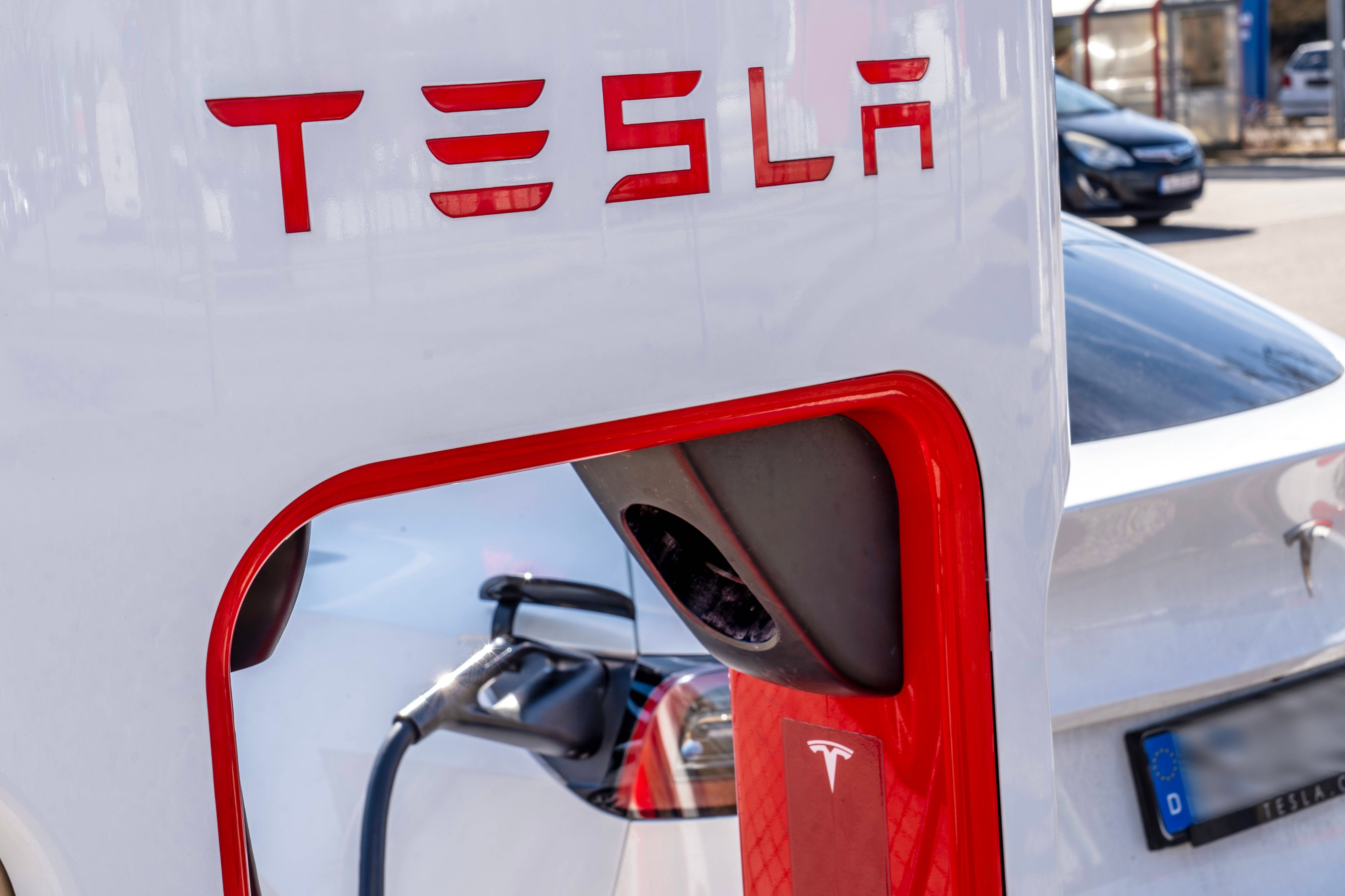 Wie viele Kilometer bin ich mit meinem Tesla schon gefahren? Die Angabe, die das Auto mache, sei zu hoch, heißt es in einer neuen Sammelklage in den USA.