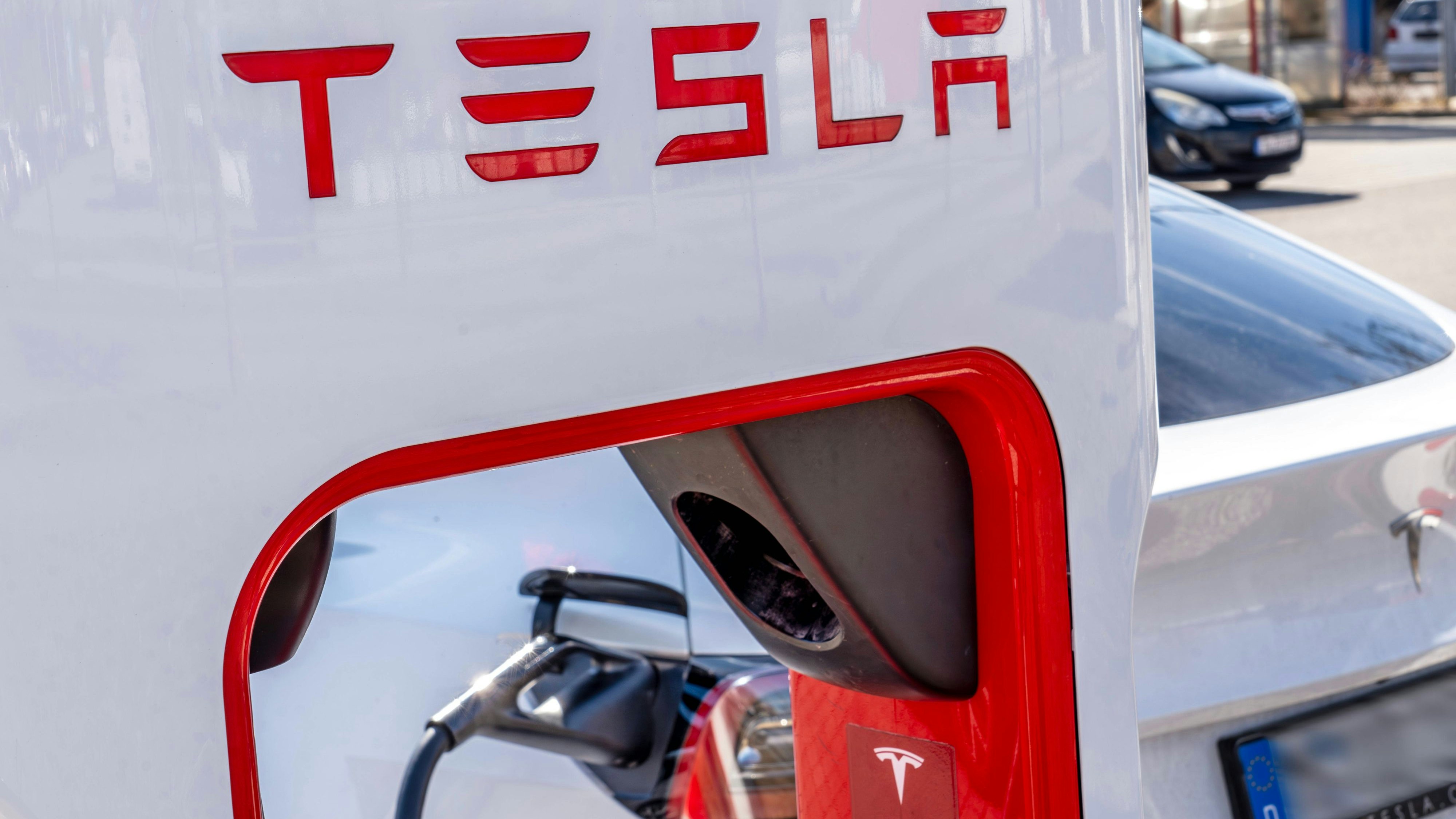 Tesla Schnellladestationen, Tesla Elektrofahrzeug an einer E-Ladestation in Brunnthal bei München, März 2025 Deutschland, Brunnthal bei München, März 2025, Tesla Supercharger Schnellladestationen, Tesla Autofahrer tanken auf einem Parkplatz Strom, Schnellladen in 20 Minuten, Ladestationen für Elektrofahrzeuge auch anderer Hersteller, Tesla an einer Ladesäule, Ladetankstelle, Elektromotor, Autos, tanken, E-Auto, E-Autos, Elektrofahrzeug, Elektromobilität, Infrastruktur, Mobilität, Verkehr, Technik, Bayern, *** Tesla fast charging stations, Tesla electric vehicle at an E charging station in Brunnthal near Munich, March 2025 Germany, Brunnthal near Munich, March 2025, Tesla Supercharger fast charging stations, Tesla drivers fill up wit