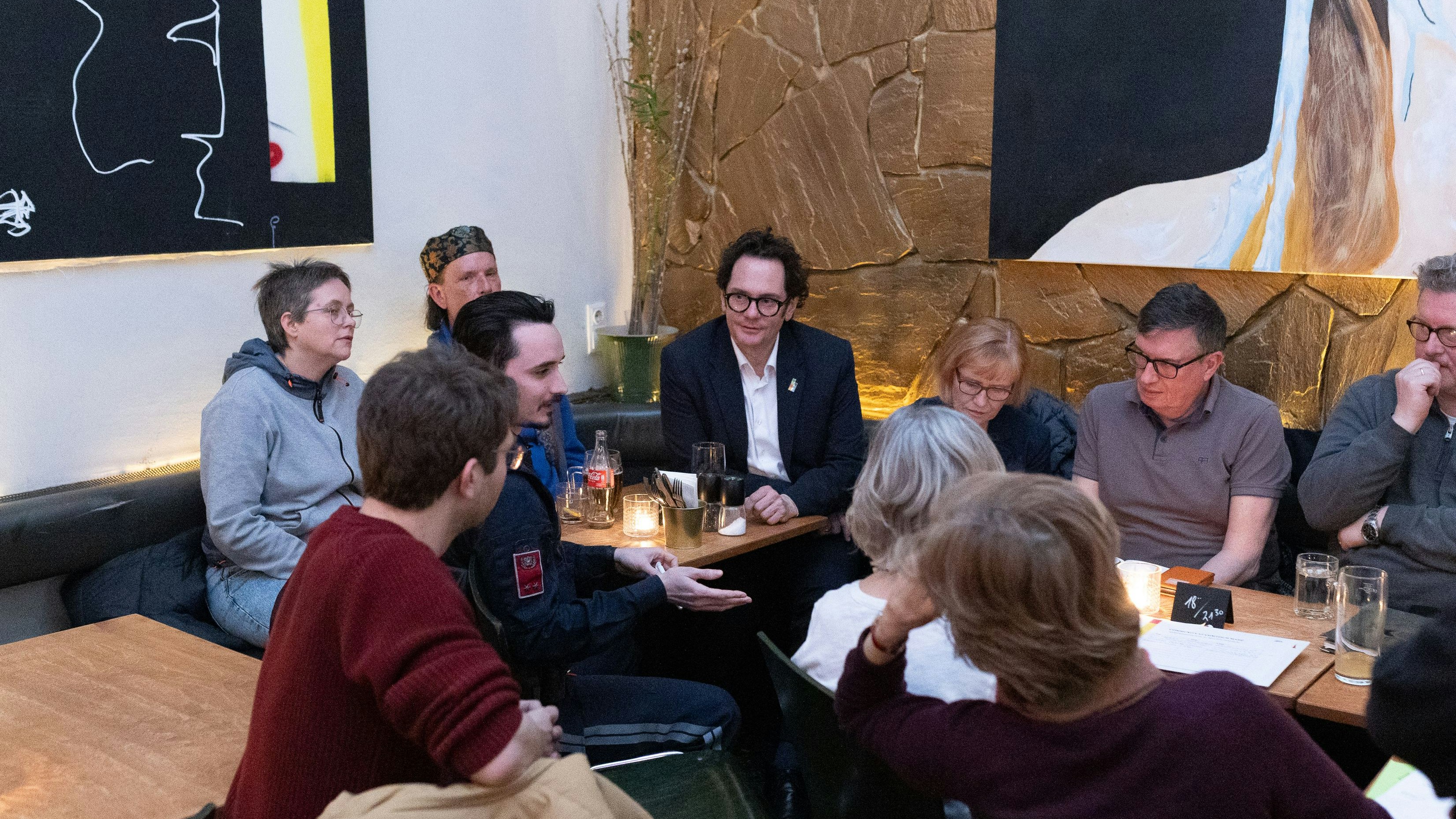 Beim Community-Stammtisch sprach Bezirksvorsteher Markus Reiter (Grüne) mit Anrainern und Kaufleuten über die Zukunft der Mariahilfer Straße.