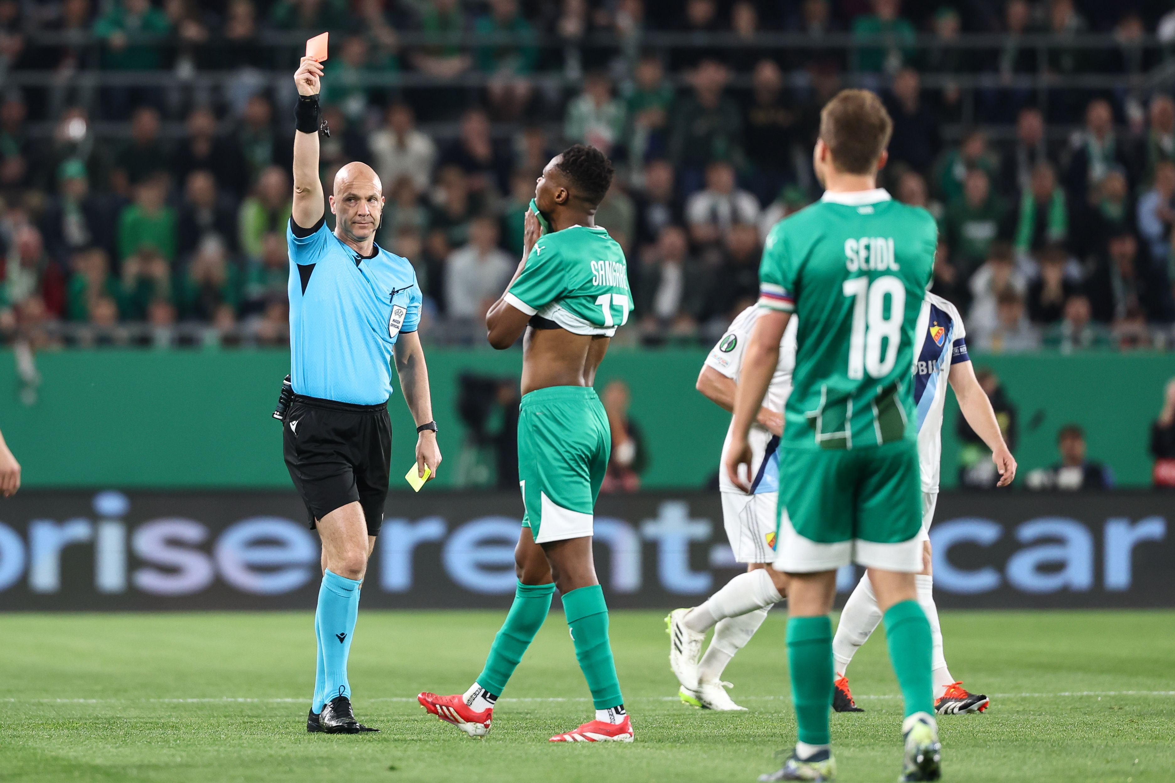 Anthony Taylor zeigte Mamadou Sangare in der 7. Minute die Rote Karte.