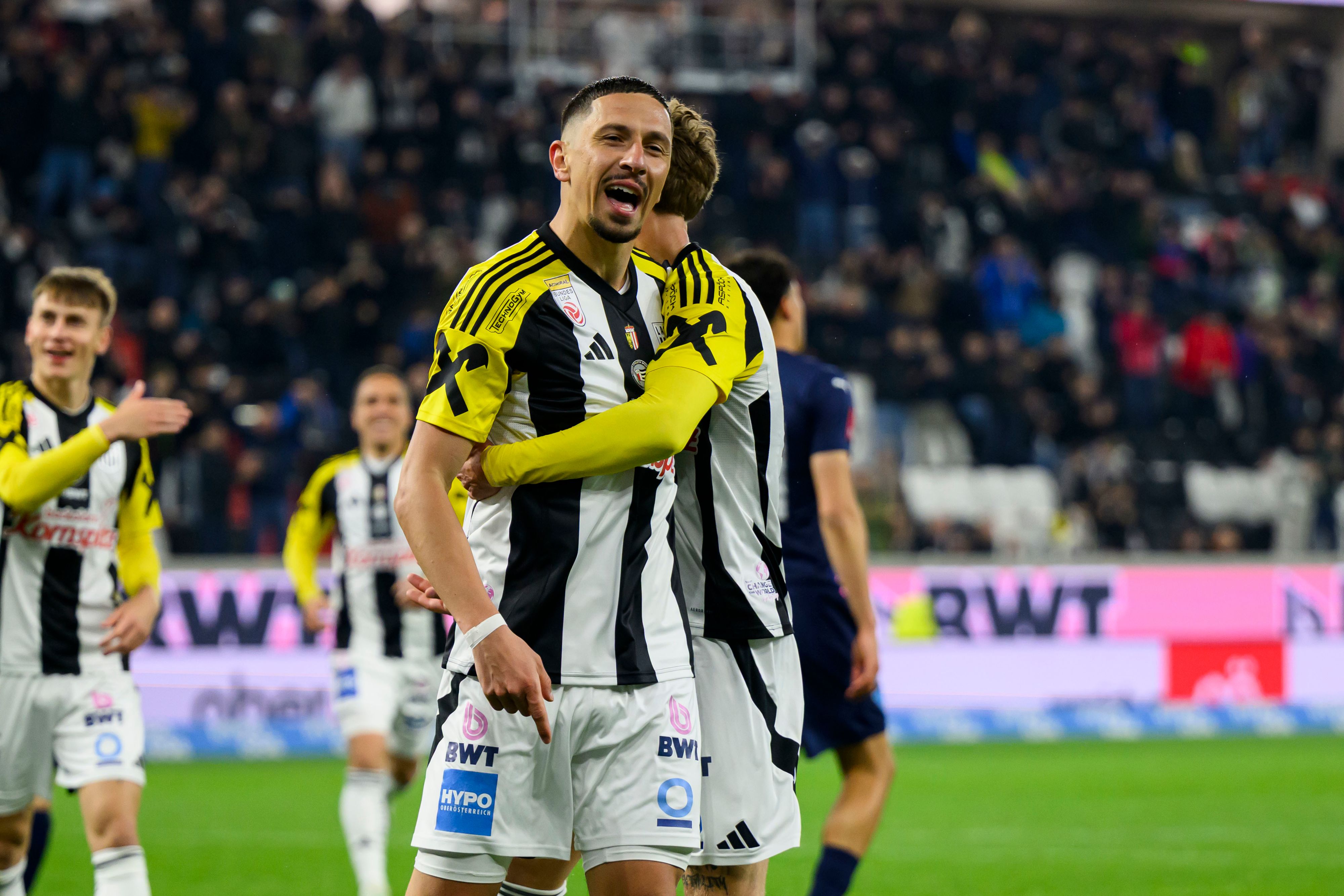 Der LASK jubelt gegen die WSG Tirol. 