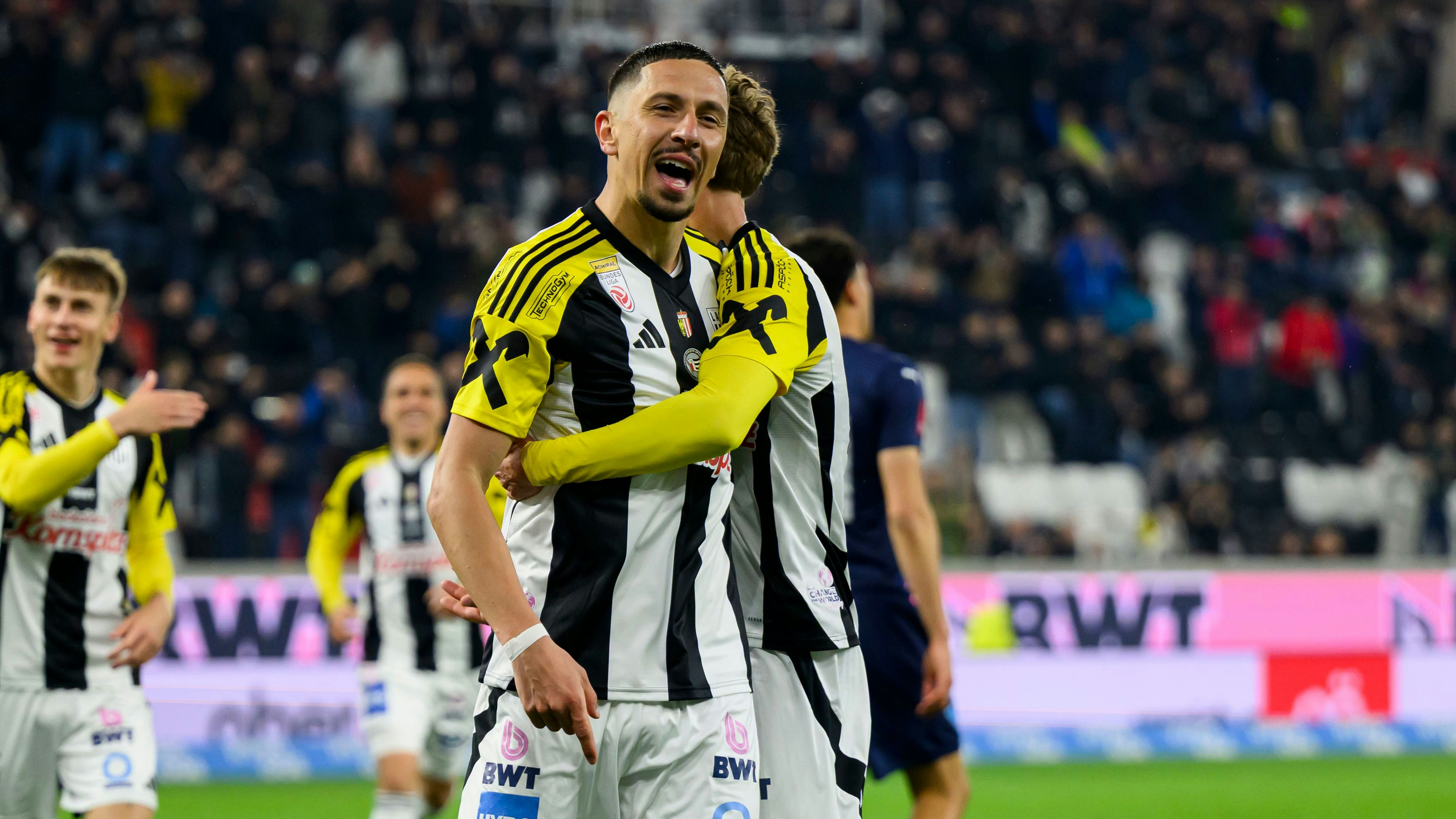 Der LASK jubelt gegen die WSG Tirol. 