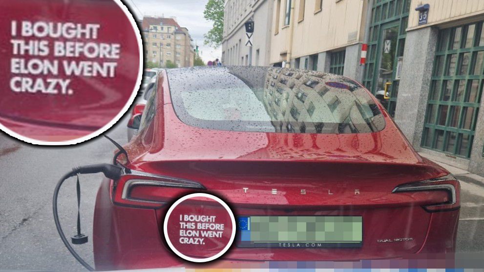 Kurioses Pickerl auf einem Tesla in der Wiener Landstraße am Freitag.