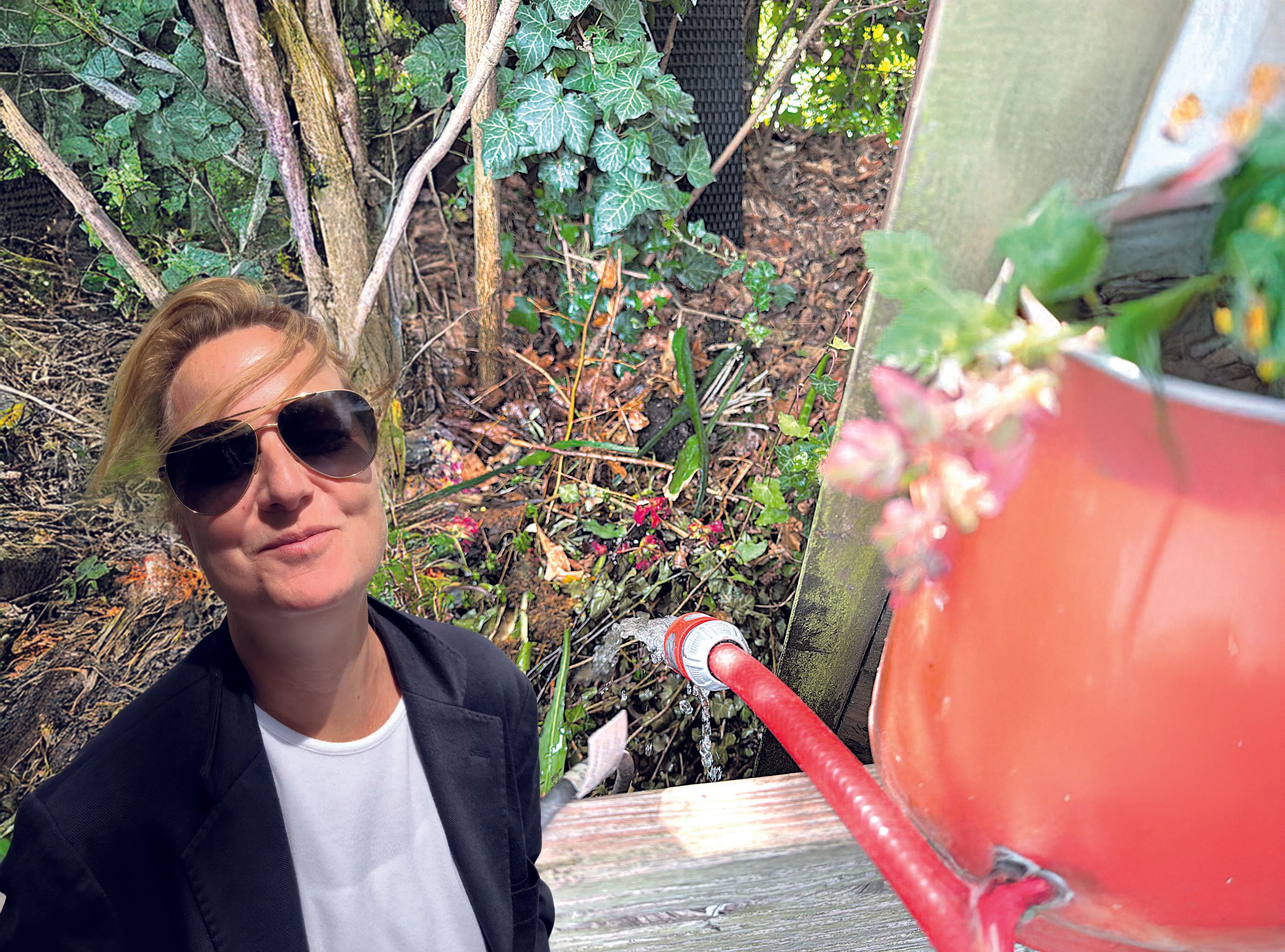 Erleichtert nach der Flut: Anna A. musste tagelang mit einem Schlauch das Wasser umlenken – jetzt ist der Hahn endlich zu.