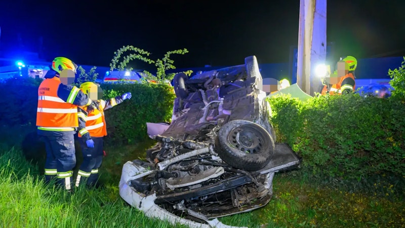 Polizisten und Ersthelfer retteten den 17-jährigen Oberösterreicher und den 19-jährigen Russen aus dem Wrack.