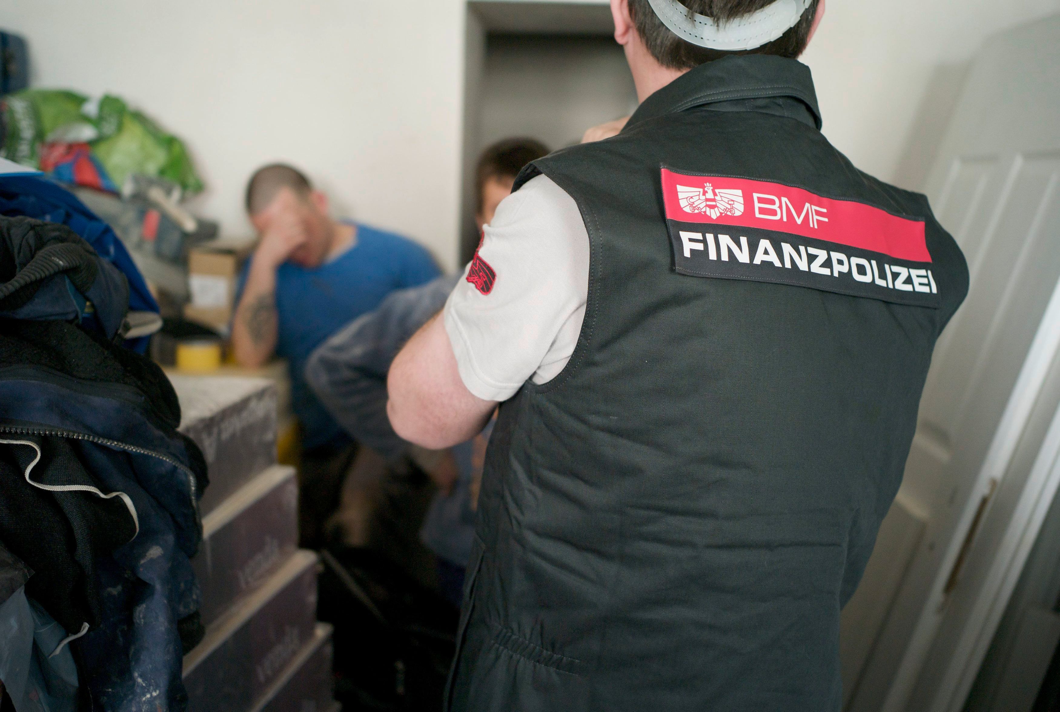 Geld kassiert, aber nicht korrekt abgerechnet: Immer öfter entdecken Fahnder Sozialbetrug durch Schwarzarbeit oder Scheinanmeldungen.