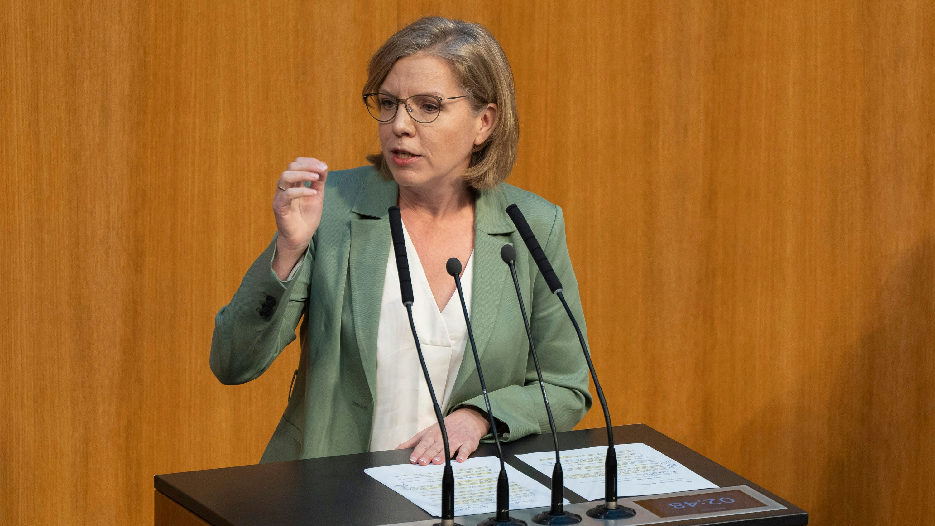 Heute.at - Heiße Luft – Gewessler knöpft sich auch Babler vor