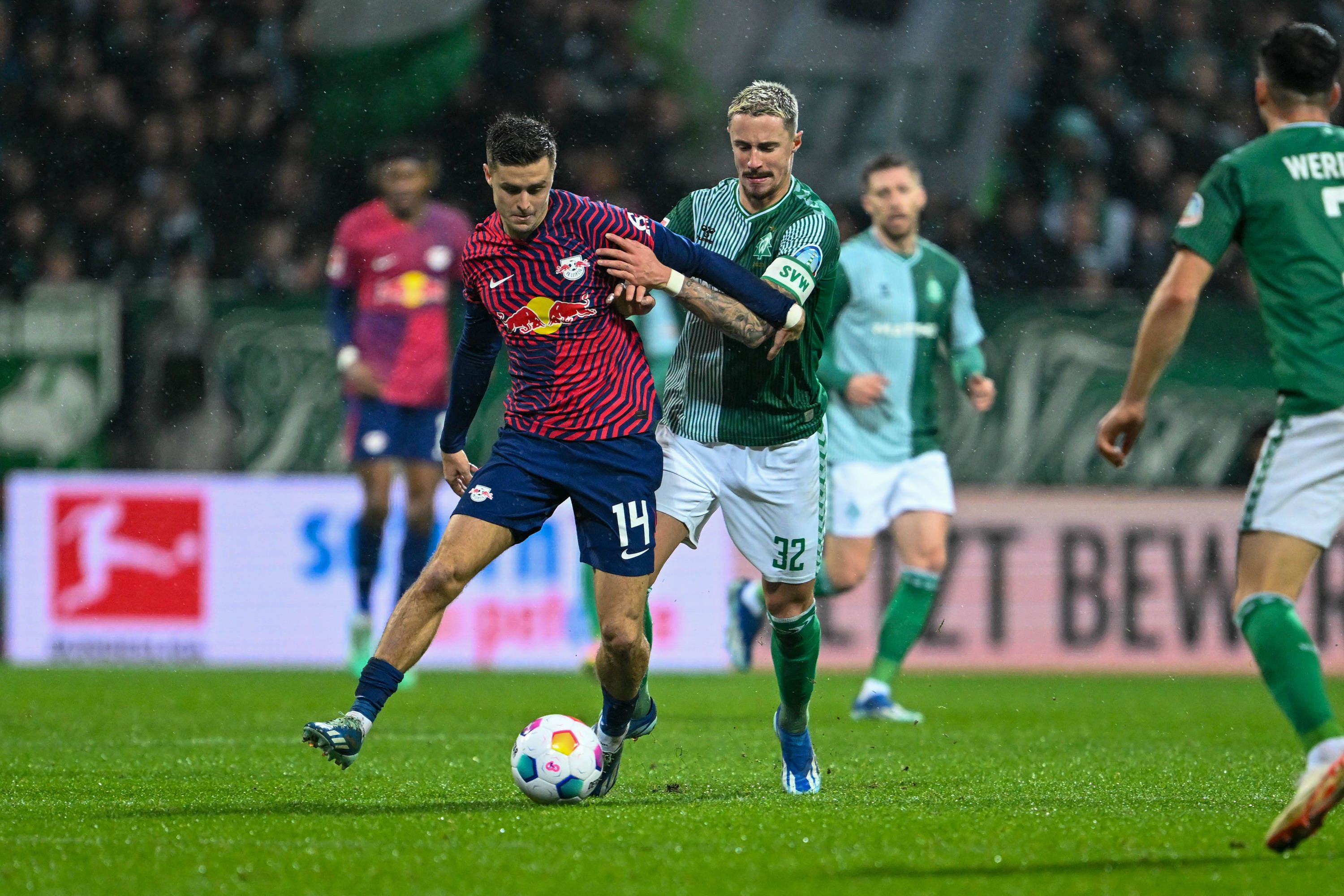 Marco Friedl (r.) verlängert bei Werder Bremen.