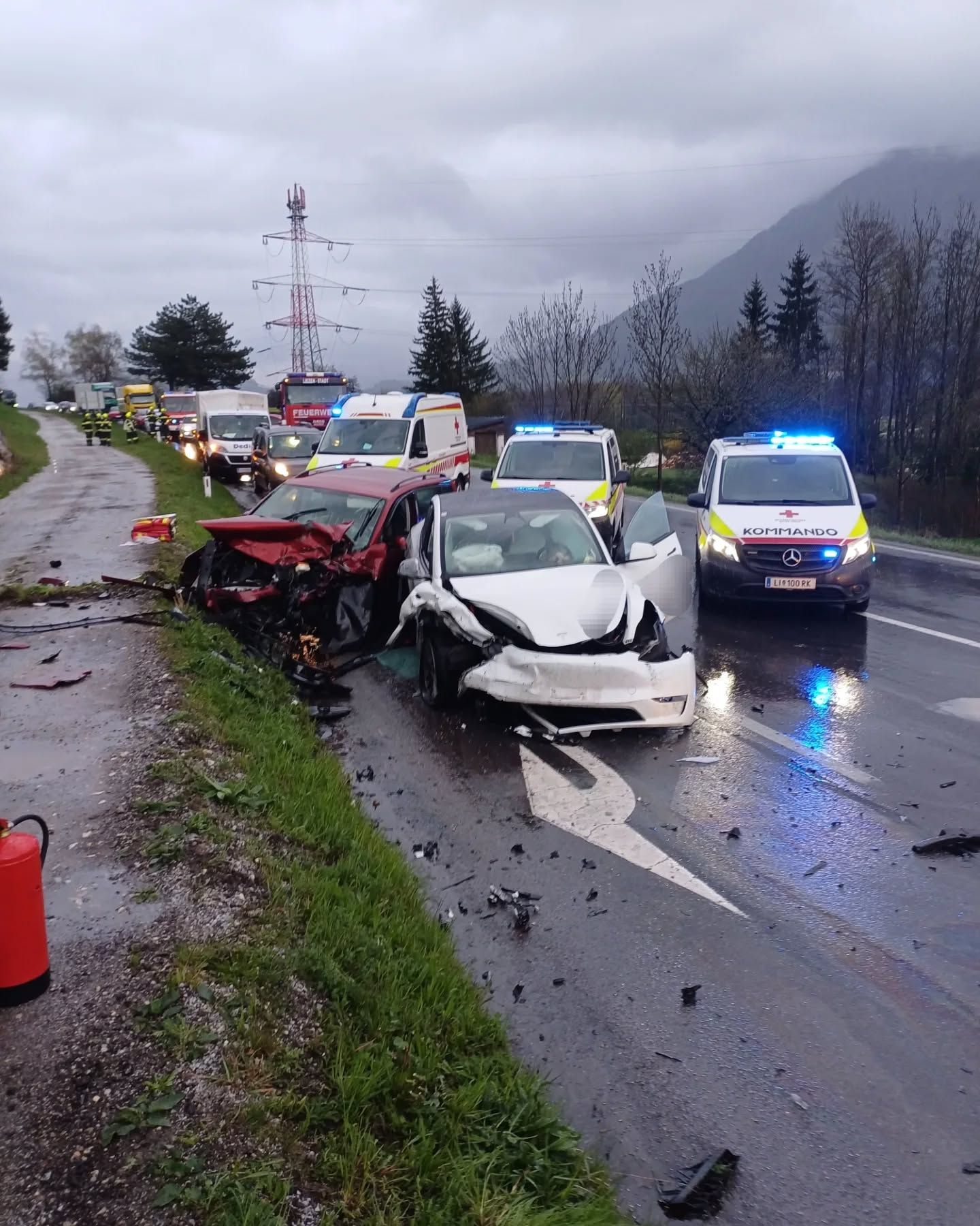 Es kam zum Frontalzusammenstoß zwischen zwei Pkws.