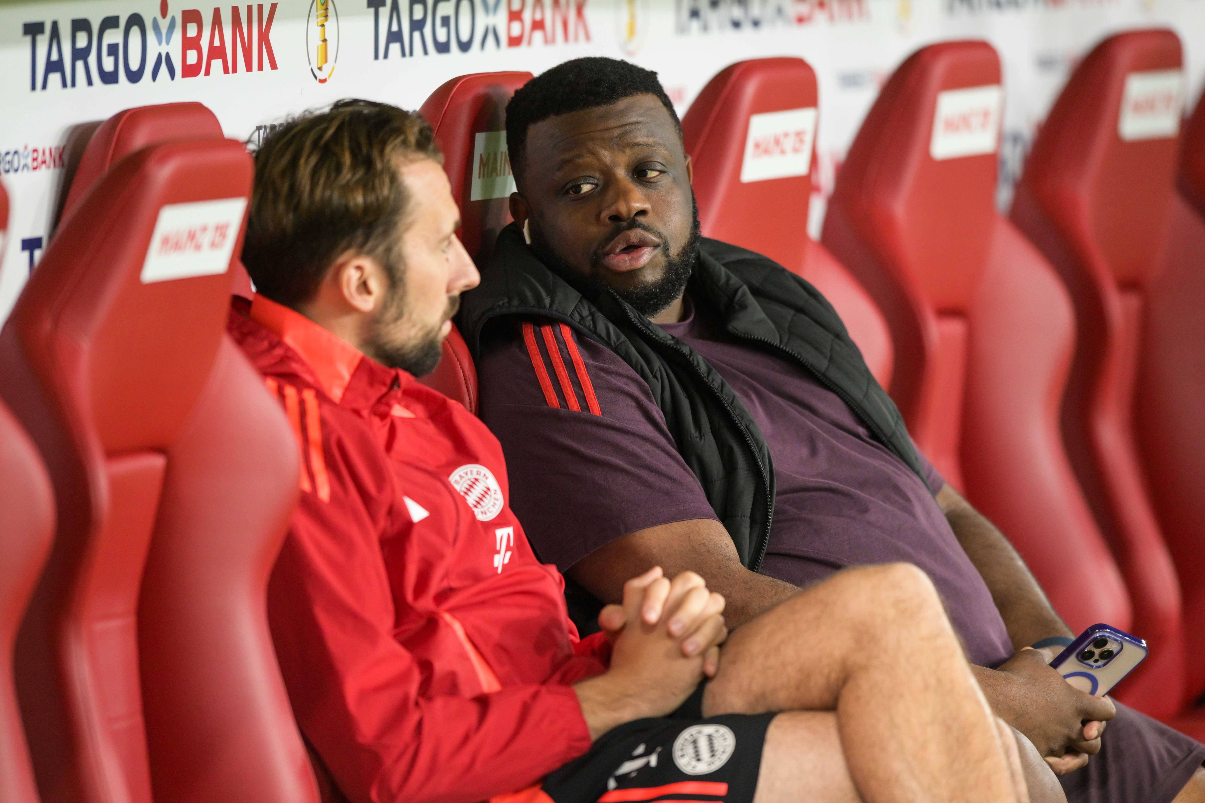 Bayern-Assistent Rodyse Munienge  sorgt mit einem humorigen Post für Schlagzeilen. 