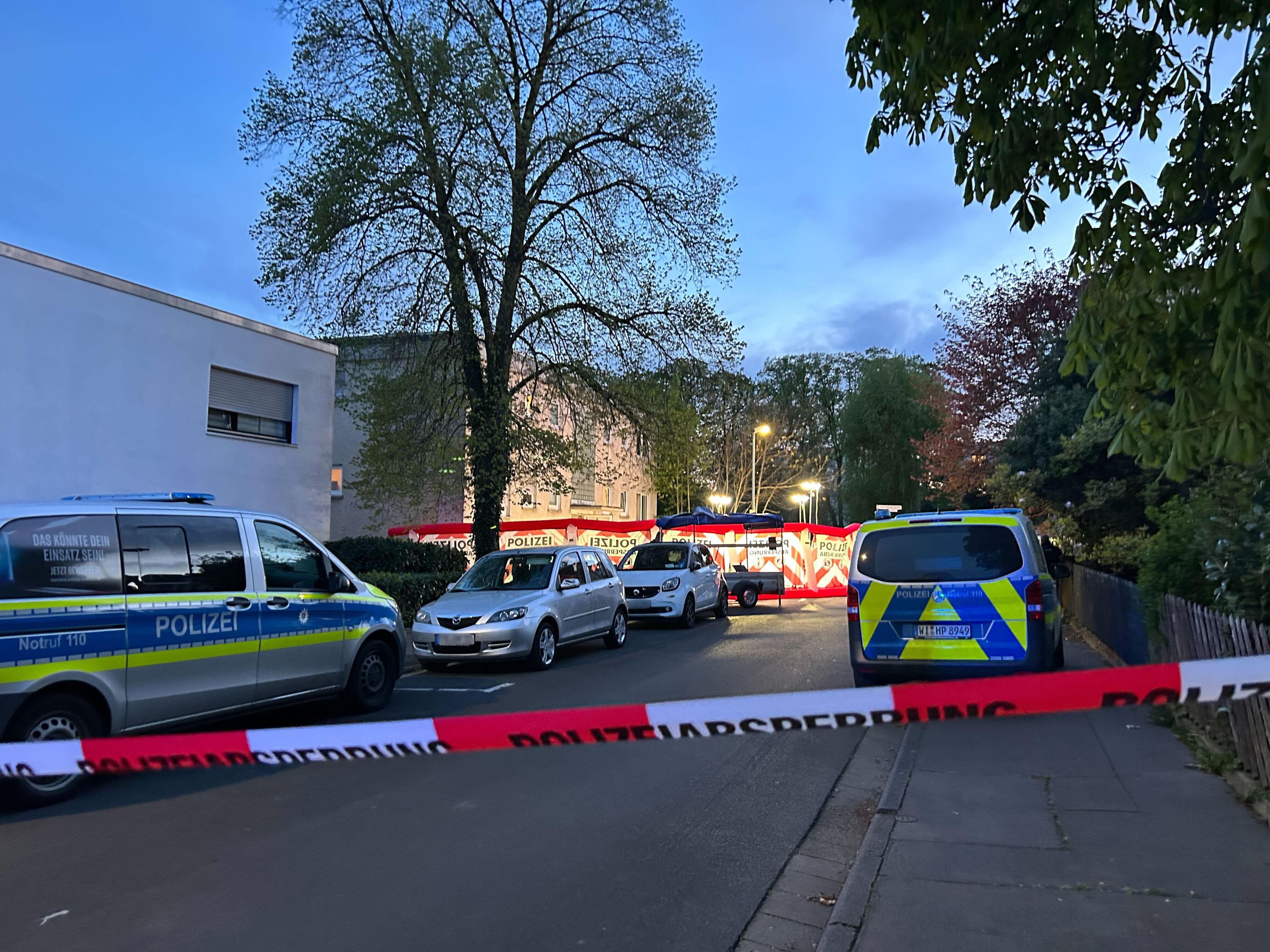 In der hessischen Kleinstadt Bad Nauheim sind am Karsamstag zwei Menschen durch Schüsse getötet worden. 