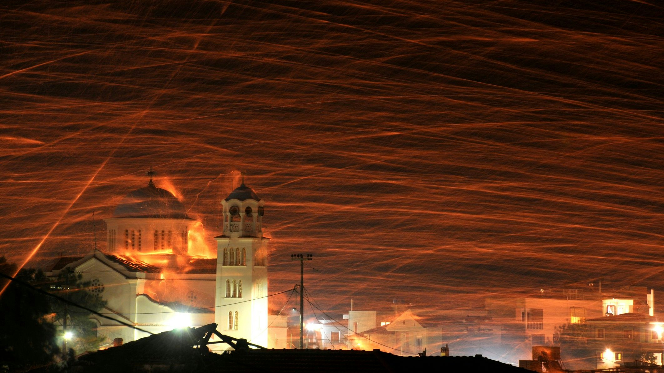 Es sind die Kirchengemeinden St. Markus und Panagia Erithiani, die sich auf Chios mit Raketen abschießen. Ein Video vom "Rouketopolemos" findest du hier.